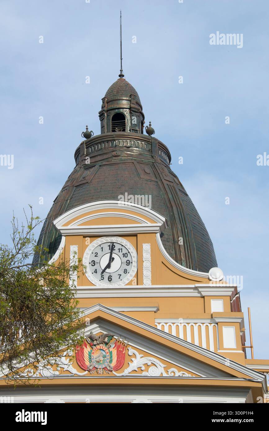 Orologio del Sud: Orologio del congresso boliviano modificato per ruotare in senso antiorario, la Paz, Bolivia Foto Stock