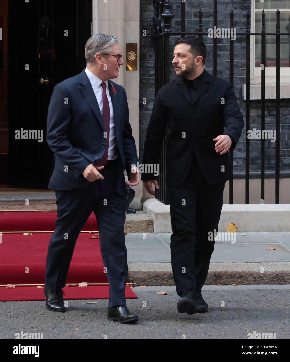 Londra, Regno Unito. 24 ottobre 2025. Il primo ministro britannico Keir Starmer e il presidente ucraino Volodymyr Zelensky lasciano Downing Street al n. 10 di Londra venerdì 24 ottobre 2025. Starmer sta ospitando i leader europei per una coalizione del vertice volontario in aiuto dell'Ucraina. Foto di Hugo Philpott/UPI credito: UPI/Alamy Live News Foto Stock