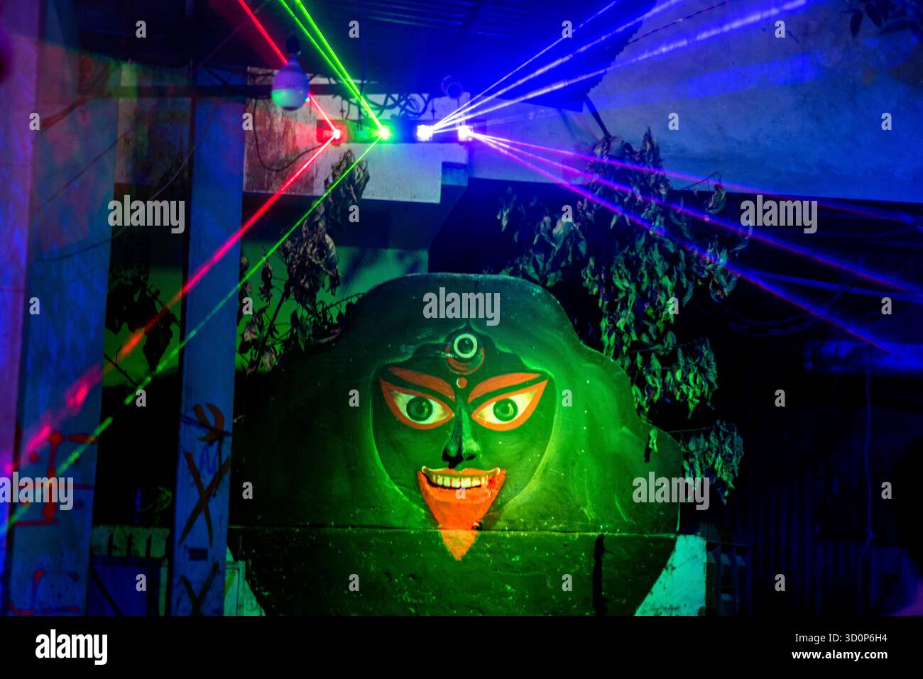 Vibranti opere d'arte mitologiche in tonalità verde con volto espressivo e simbolismo culturale spirituale Foto Stock