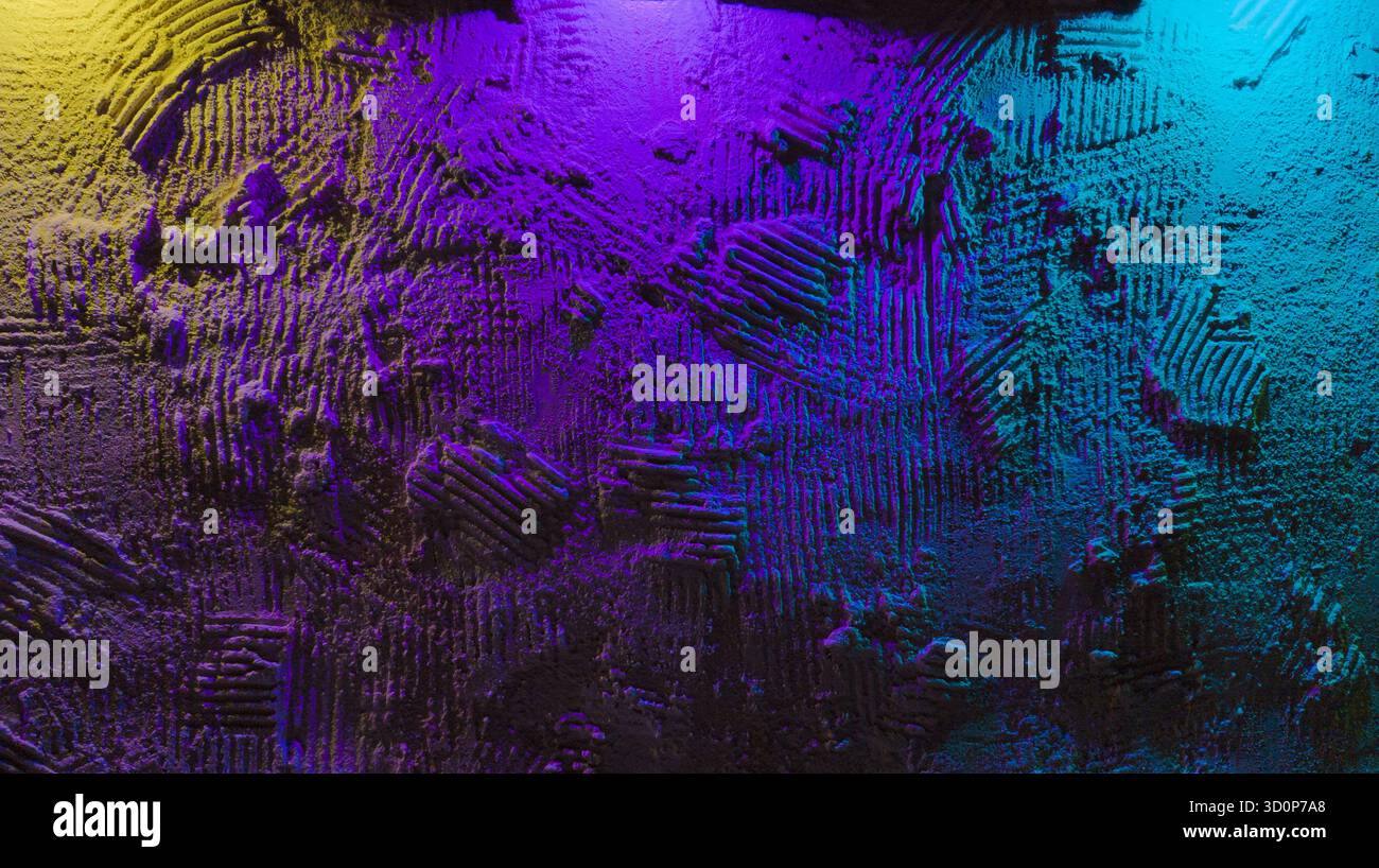 Pareti grezze in gesso con consistenza pesante illuminata da neon viola ciano e giallo, sfumature sfumate mooide creano uno sfondo vivido e astratto Foto Stock