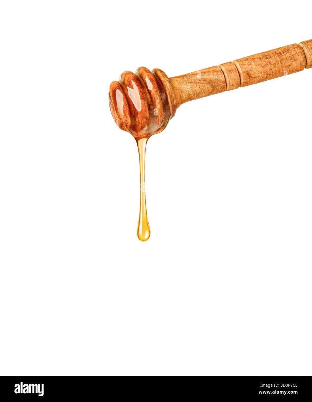 Miele liquido che gocciola da bastoncino d'oliva isolato su sfondo bianco con percorso di ritaglio. Elemento di progettazione. Messa a fuoco selettiva. Foto Stock