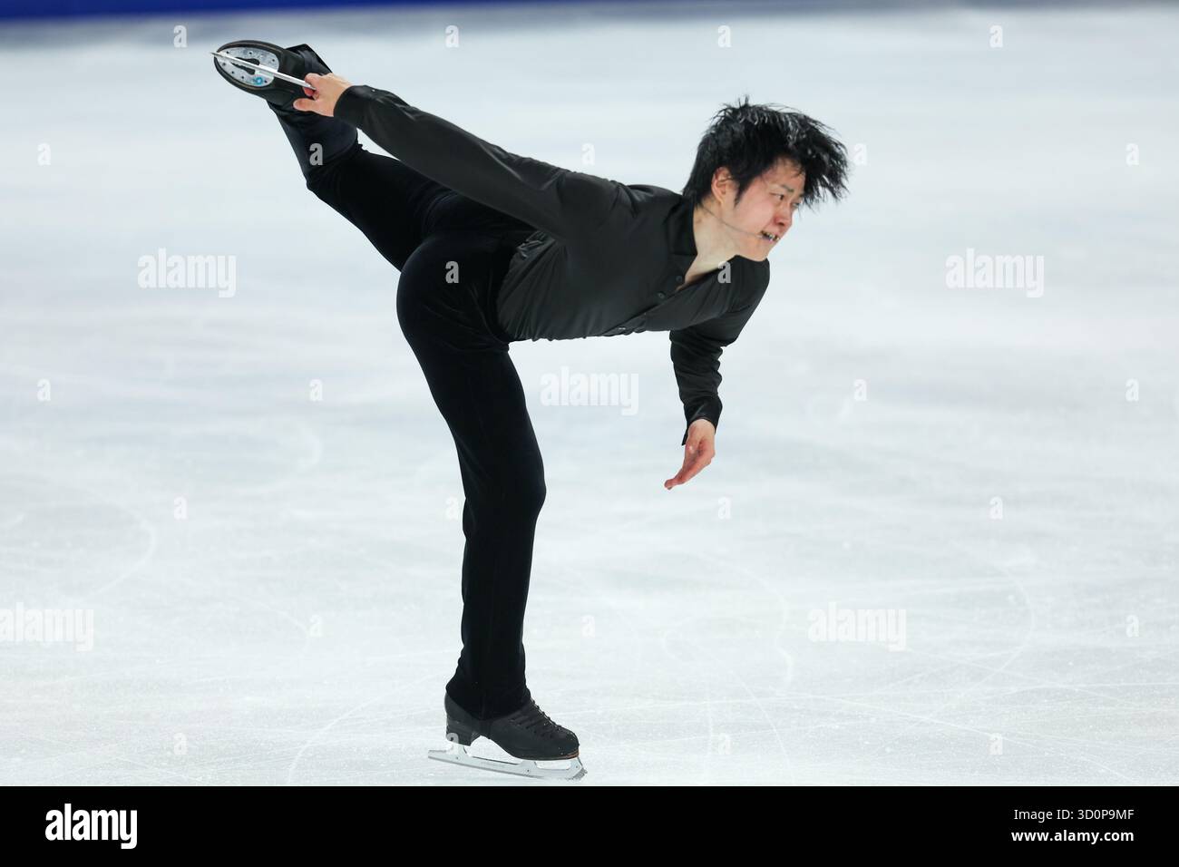 Chongqing. 24 ottobre 2025. Yamamoto Sota del Giappone si esibisce durante il programma corto maschile alla Coppa di Cina ISU Grand Prix of Figure Skating 2025 nel comune di Chongqing, nel sud-ovest della Cina, 24 ottobre 2025. Crediti: Huang Wei/Xinhua/Alamy Live News Foto Stock