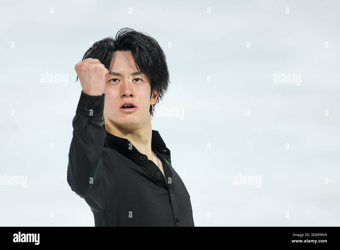 Chongqing. 24 ottobre 2025. Yamamoto Sota del Giappone si esibisce durante il programma corto maschile alla Coppa di Cina ISU Grand Prix of Figure Skating 2025 nel comune di Chongqing, nel sud-ovest della Cina, 24 ottobre 2025. Crediti: Huang Wei/Xinhua/Alamy Live News Foto Stock