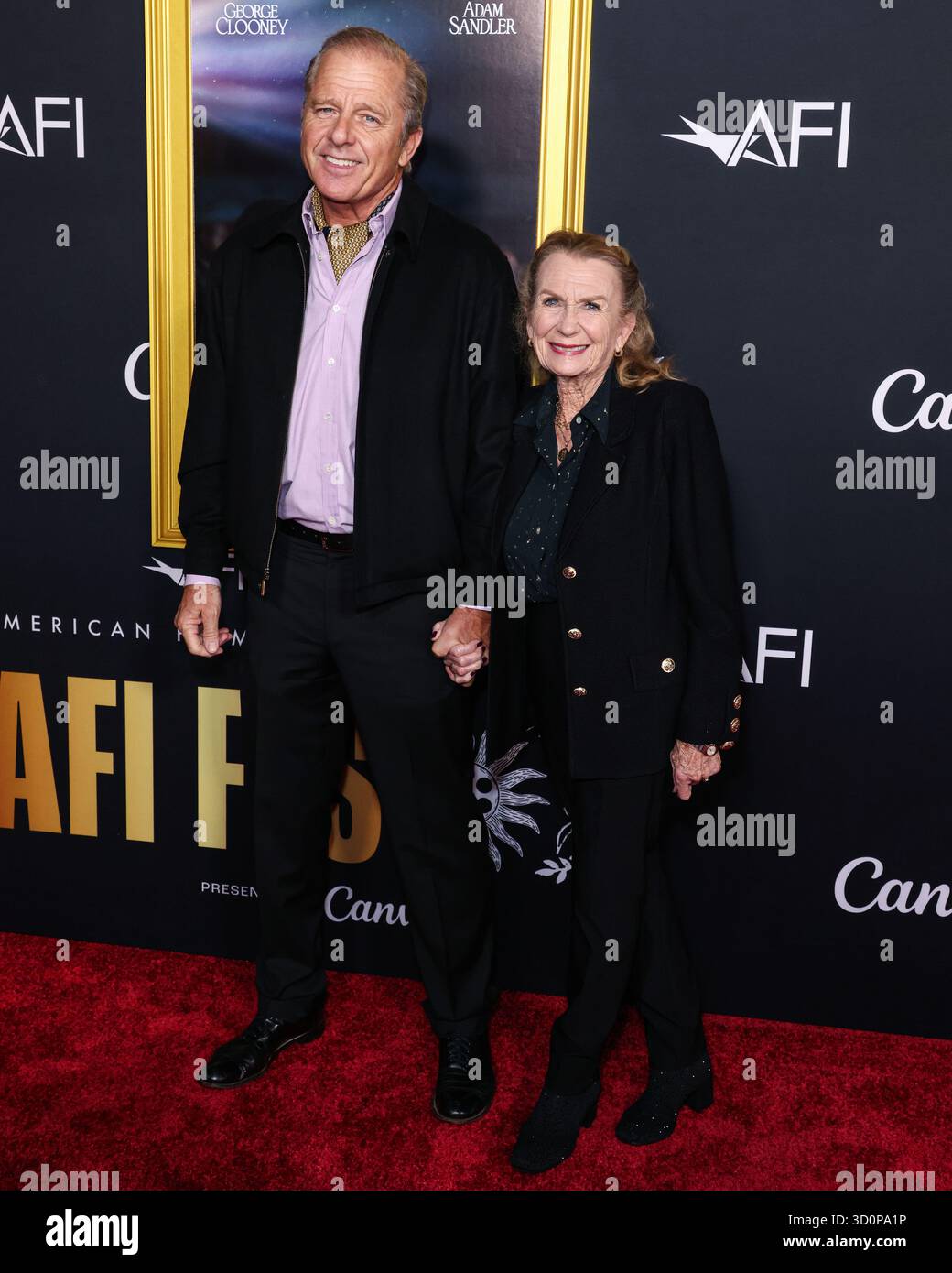 HOLLYWOOD, LOS ANGELES, CALIFORNIA, Stati Uniti - 23 OTTOBRE: L'attore britannico e americano Maxwell Caulfield e la moglie/attrice anglo-americana Juliet Mills arrivano all'AFI (American Film Institute) Fest 2025 presentato da Canva - Premiere di "Jay Kelly" di Netflix tenuto al TCL Chinese Theatre IMAX il 23 ottobre 2025 a Hollywood, Los Angeles, California, Stati Uniti. (Foto di Xavier Collin/Image Press Agency) Foto Stock