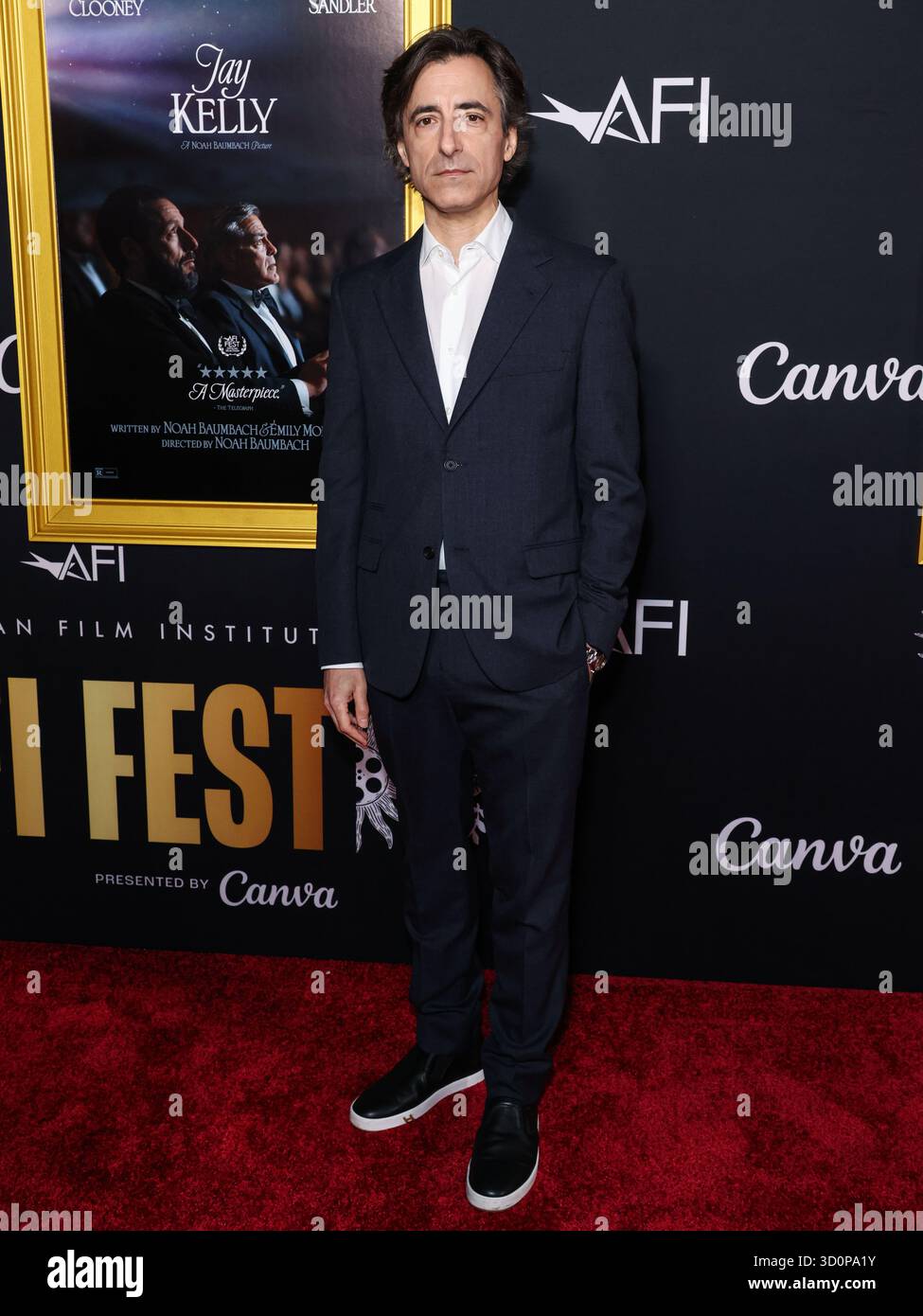 HOLLYWOOD, LOS ANGELES, CALIFORNIA, USA - 23 OTTOBRE: Il regista americano Noah Baumbach arriva al 2025 AFI (American Film Institute) Fest presentato da Canva - Premiere di "Jay Kelly" di Netflix tenutosi al TCL Chinese Theatre IMAX il 23 ottobre 2025 a Hollywood, Los Angeles, California, Stati Uniti. (Foto di Xavier Collin/Image Press Agency) Foto Stock