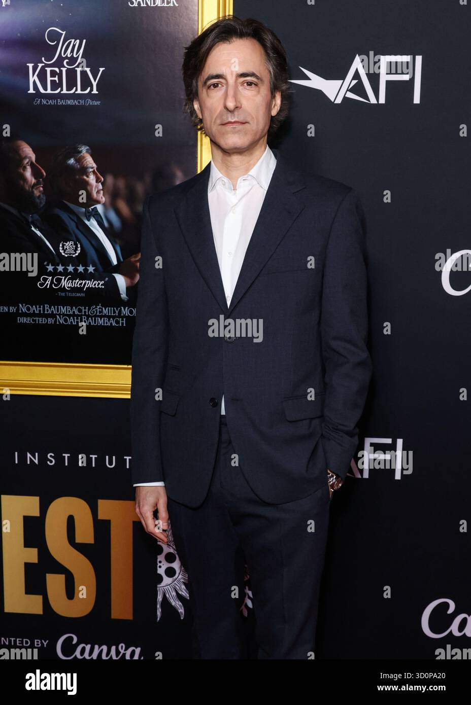 HOLLYWOOD, LOS ANGELES, CALIFORNIA, USA - 23 OTTOBRE: Il regista americano Noah Baumbach arriva al 2025 AFI (American Film Institute) Fest presentato da Canva - Premiere di "Jay Kelly" di Netflix tenutosi al TCL Chinese Theatre IMAX il 23 ottobre 2025 a Hollywood, Los Angeles, California, Stati Uniti. (Foto di Xavier Collin/Image Press Agency) Foto Stock