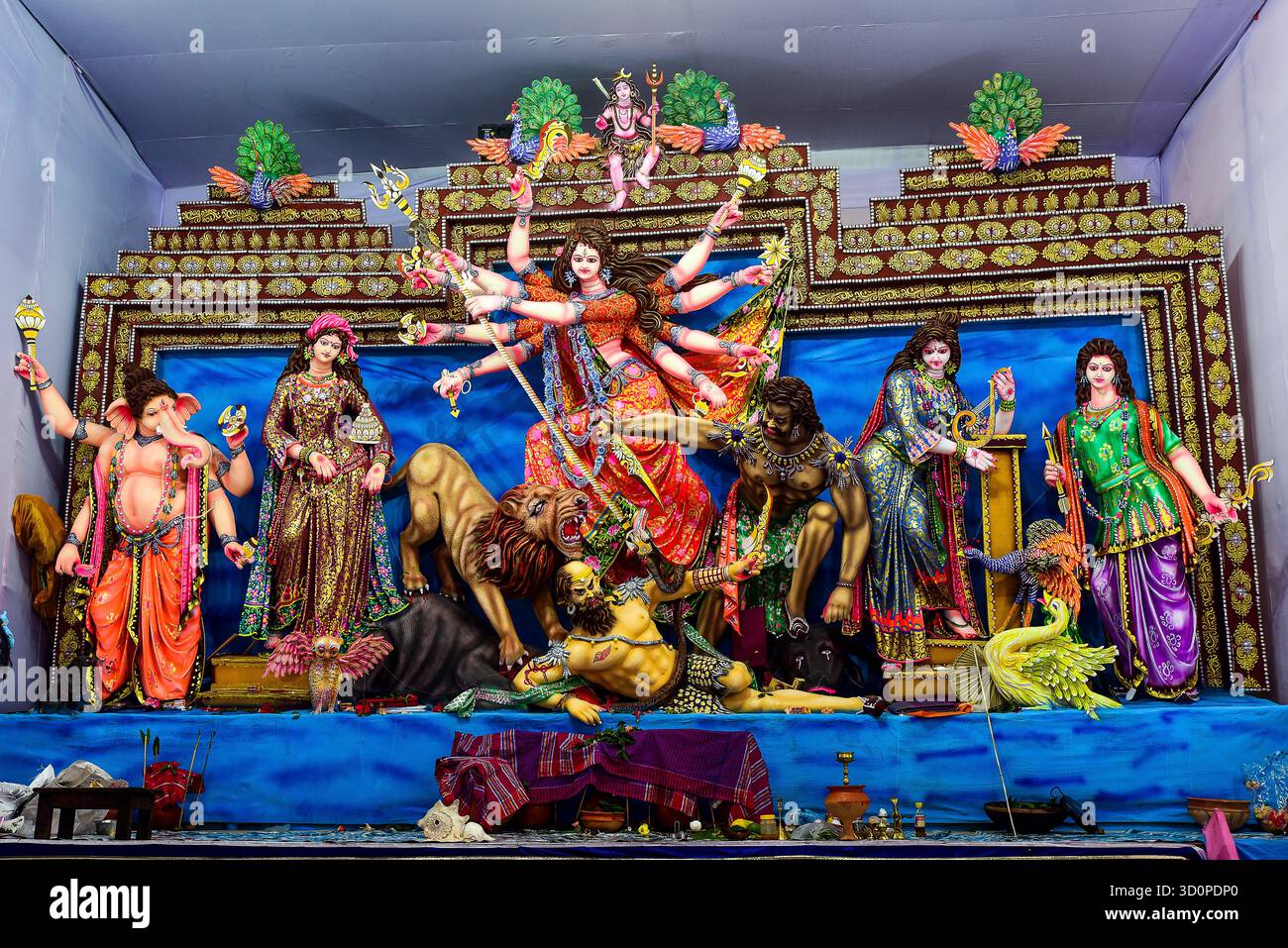 Vibrante Santuario Durga Puja con la Dea Durga e gli assistenti sullo sfondo ornato Foto Stock