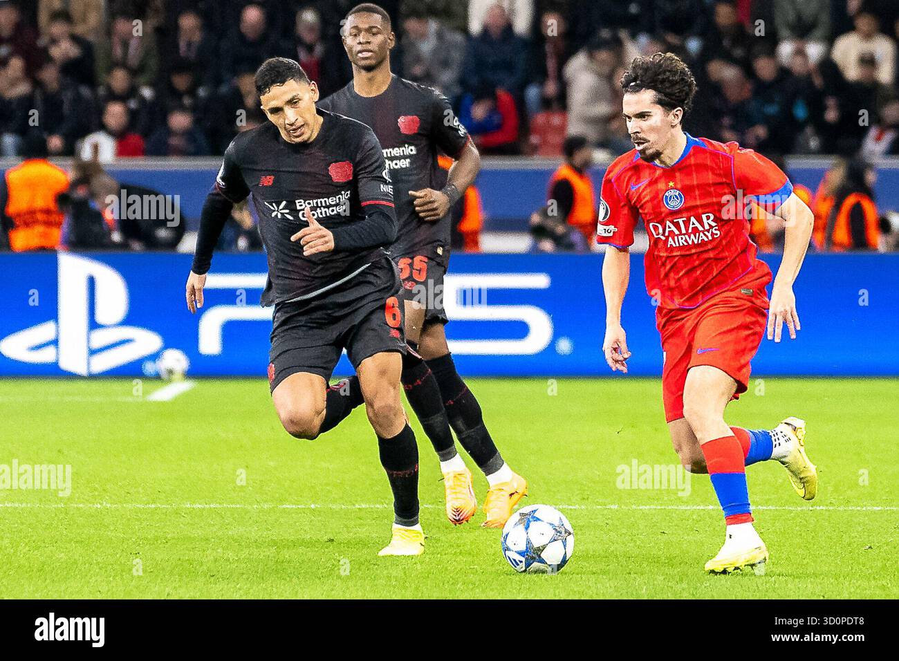 21.10.2025, Fussball: UEFA Champions League, Saison 2025/2026, Gruppenphase, 03. Spieltag, Bayer 04 Leverkusen - Paris Saint Germain in der BayArena a Leverkusen. Zweikampf zwischen equi Fernandez (Bayer 04 Leverkusen, #04) und Vitinha (FC Paris Saint-Germain, #17). Foto: Kirchner-Media/Thomas Haesler Foto Stock