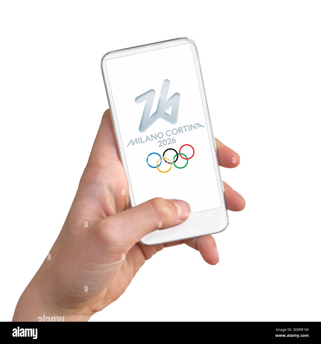 Tenendo a mano il logo delle olimpiadi invernali di Milano Cortina 2026 su uno schermo del telefono isolato su sfondo bianco o trasparente, ritagliato Foto Stock