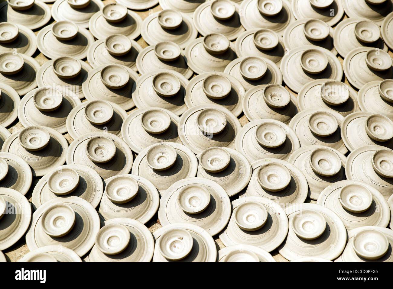 Esposizione artistica di ceramiche artigianali disposte sotto la luce naturale del sole che mostrano l'artigianato tradizionale Foto Stock