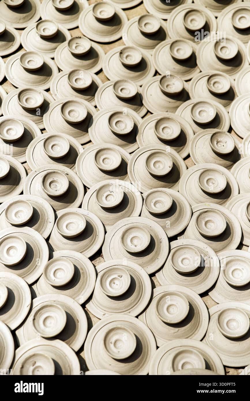 Esposizione artistica di ceramiche artigianali disposte sotto la luce naturale del sole che mostrano l'artigianato tradizionale Foto Stock