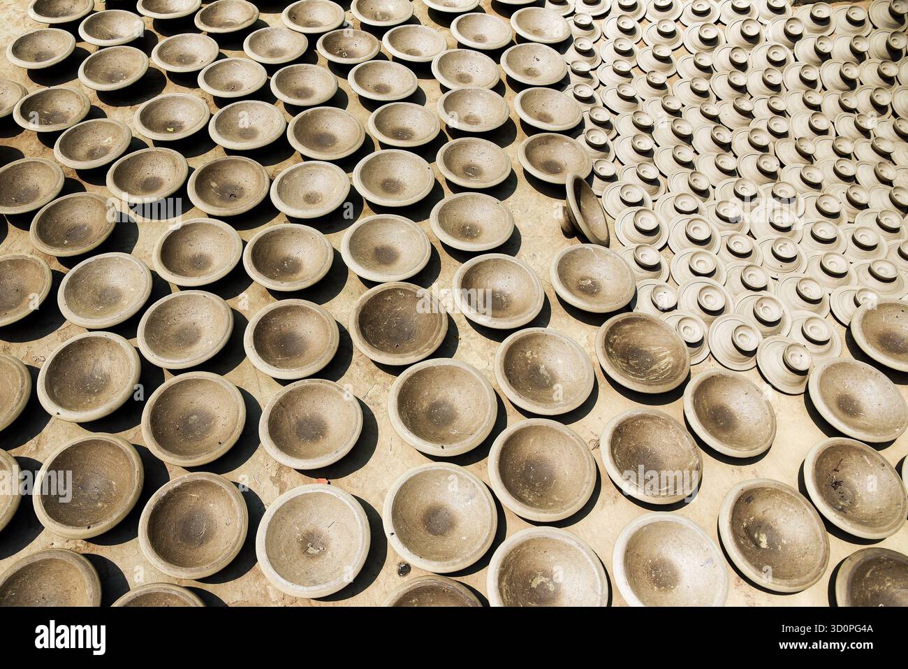 Esposizione artistica di ceramiche artigianali disposte sotto la luce naturale del sole che mostrano l'artigianato tradizionale Foto Stock