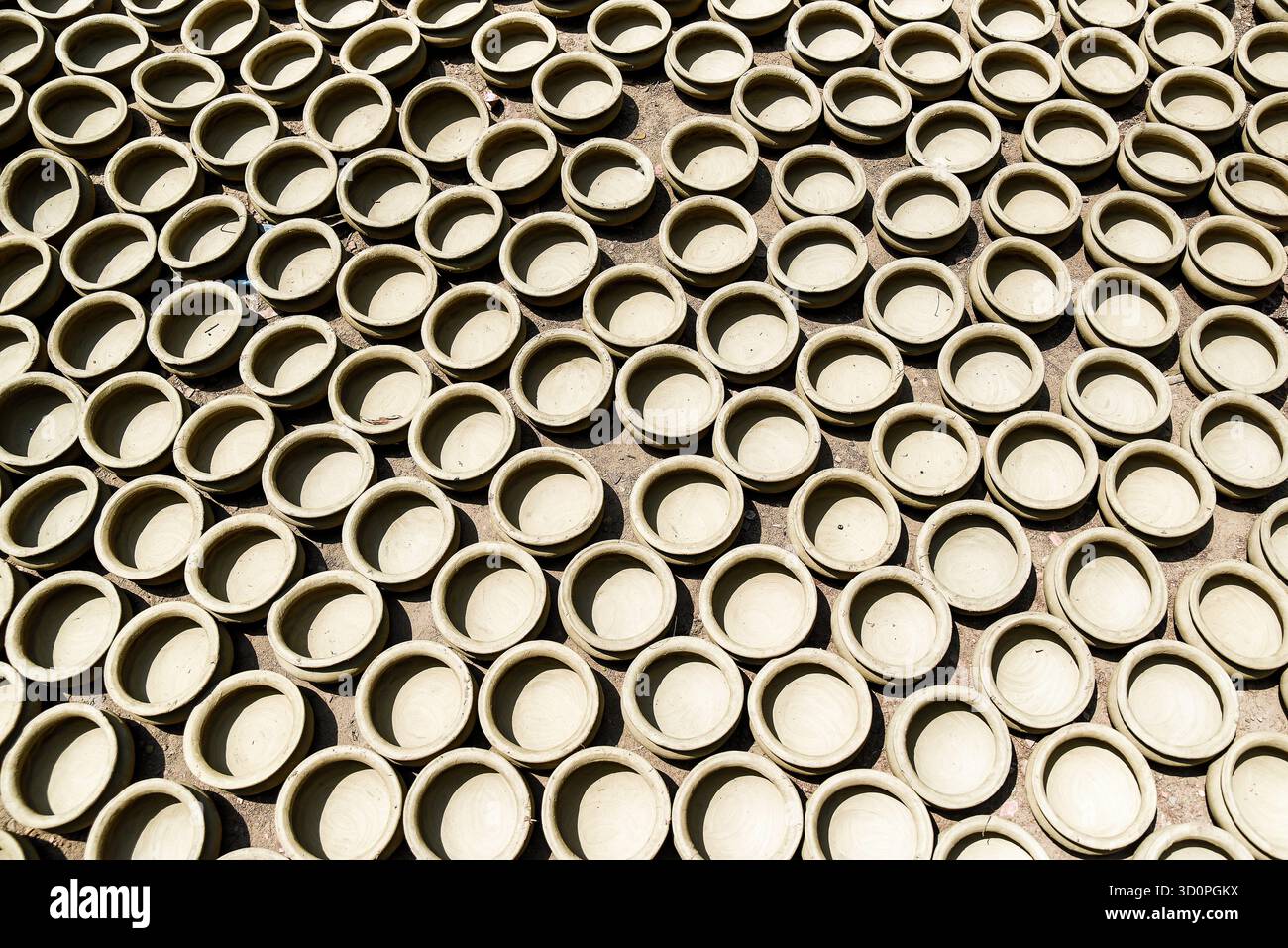 Esposizione artistica di ceramiche artigianali disposte sotto la luce naturale del sole che mostrano l'artigianato tradizionale Foto Stock