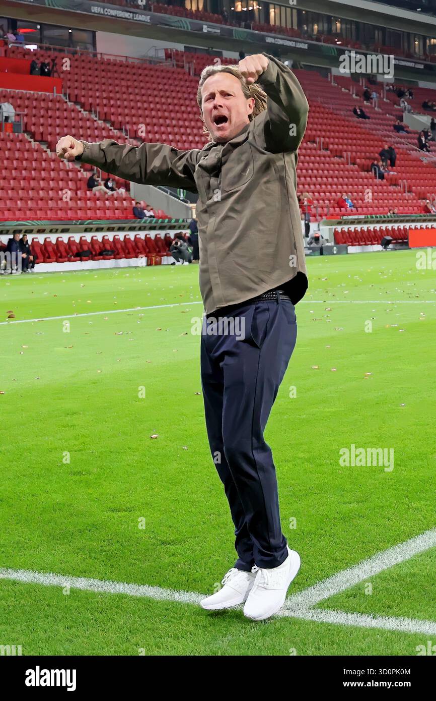 Mainz, Germania. 23 ottobre 2025. Mainz, Deutschland 23. Oktober 2025: Conference League - 2025/2026 - FSV Mainz 05 vs. Zrinjski Mostar Im Bild: Allenatore Bo Henriksen (Mainz) rockt bereits eine Stunde vor Spielbeginn das Stadion und feuert die fans AN. Credito: dpa/Alamy Live News Foto Stock