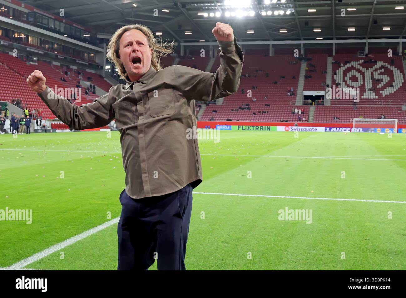 Mainz, Germania. 23 ottobre 2025. Mainz, Deutschland 23. Oktober 2025: Conference League - 2025/2026 - FSV Mainz 05 vs. Zrinjski Mostar Im Bild: Allenatore Bo Henriksen (Mainz) rockt bereits eine Stunde vor Spielbeginn das Stadion und feuert die fans AN. Credito: dpa/Alamy Live News Foto Stock