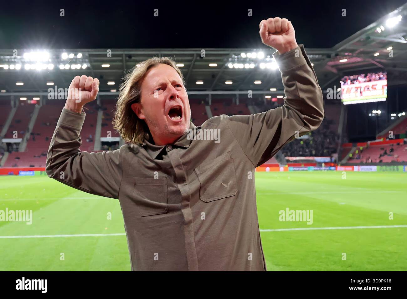 Mainz, Germania. 23 ottobre 2025. Mainz, Deutschland 23. Oktober 2025: Conference League - 2025/2026 - FSV Mainz 05 vs. Zrinjski Mostar Im Bild: Allenatore Bo Henriksen (Mainz) rockt bereits eine Stunde vor Spielbeginn das Stadion und feuert die fans AN. Credito: dpa/Alamy Live News Foto Stock