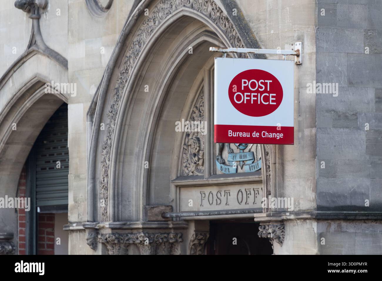 Insegna dell'ufficio postale del Regno Unito su un edificio vittoriano, Oxford, Regno Unito Foto Stock