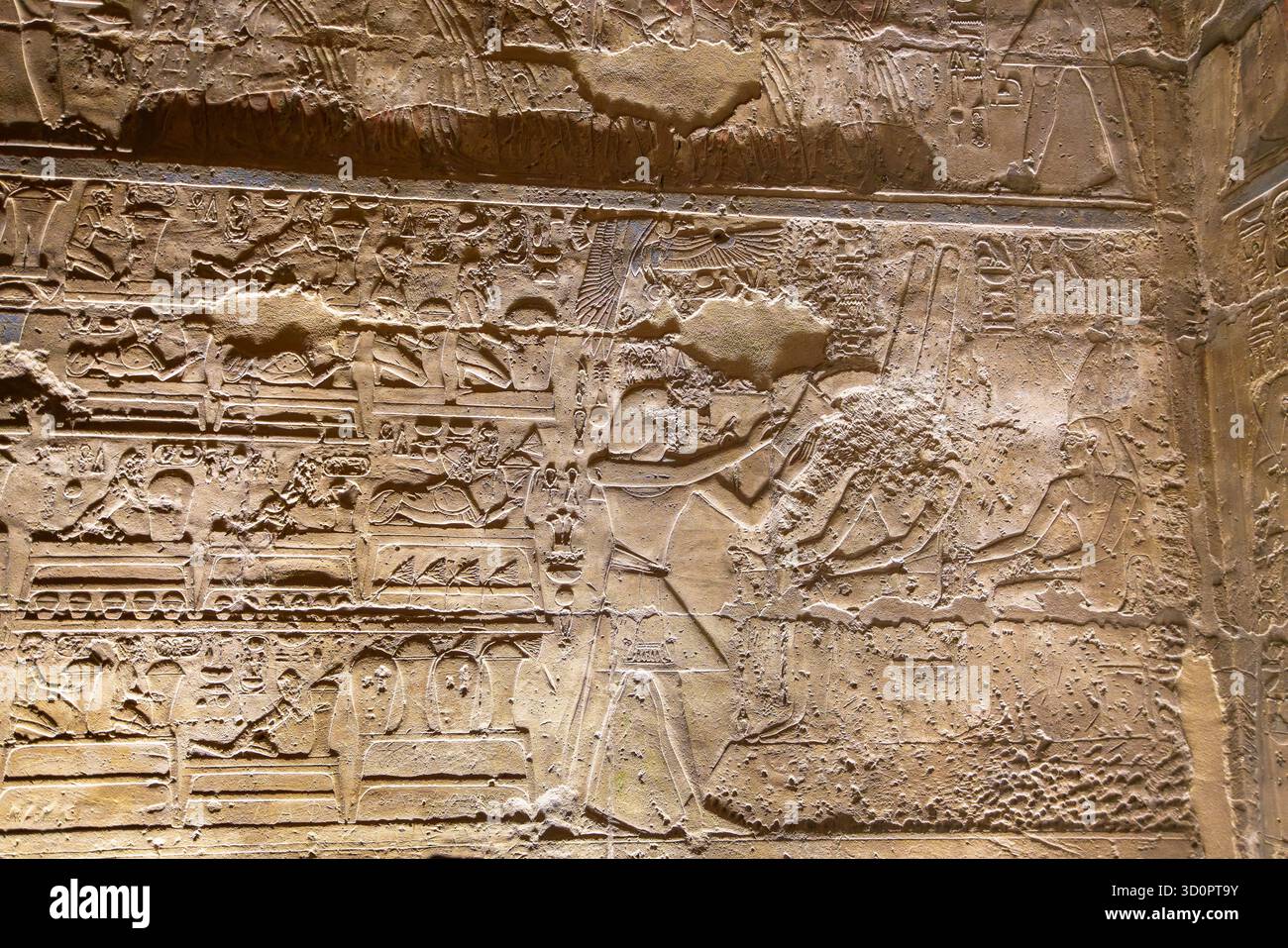 Dettagliate sculture geroglifiche a rilievo sulle pareti in pietra del Tempio di Luxor, Egitto. Arte egizia antica che mostra divinità, faraoni e simboli sacri illu Foto Stock