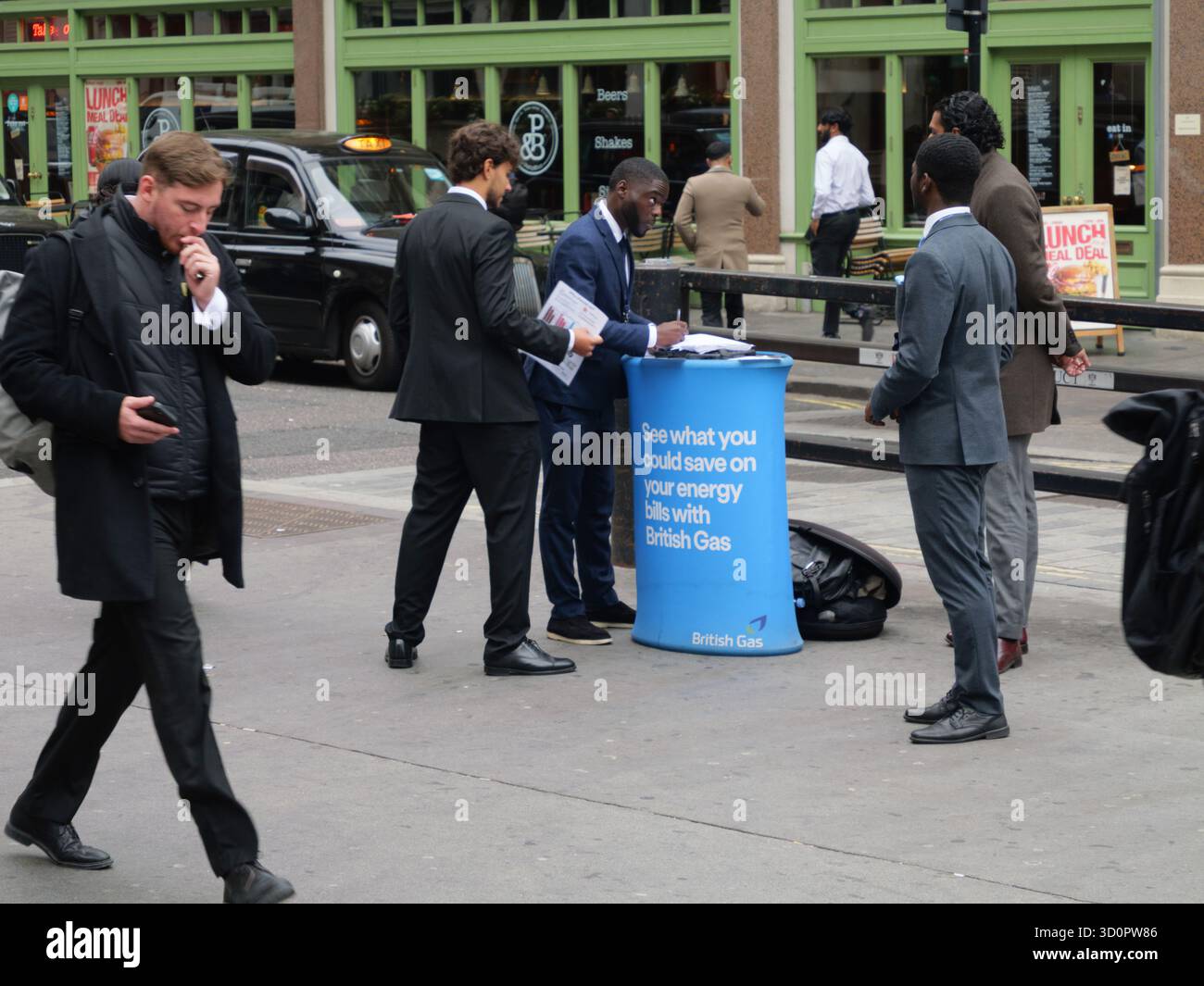 L'evento di promozione delle vendite di gas britannico si terrà a Liverpool Street, Londra, Regno Unito, con un venditore che promuoverà i servizi di British gas Foto Stock