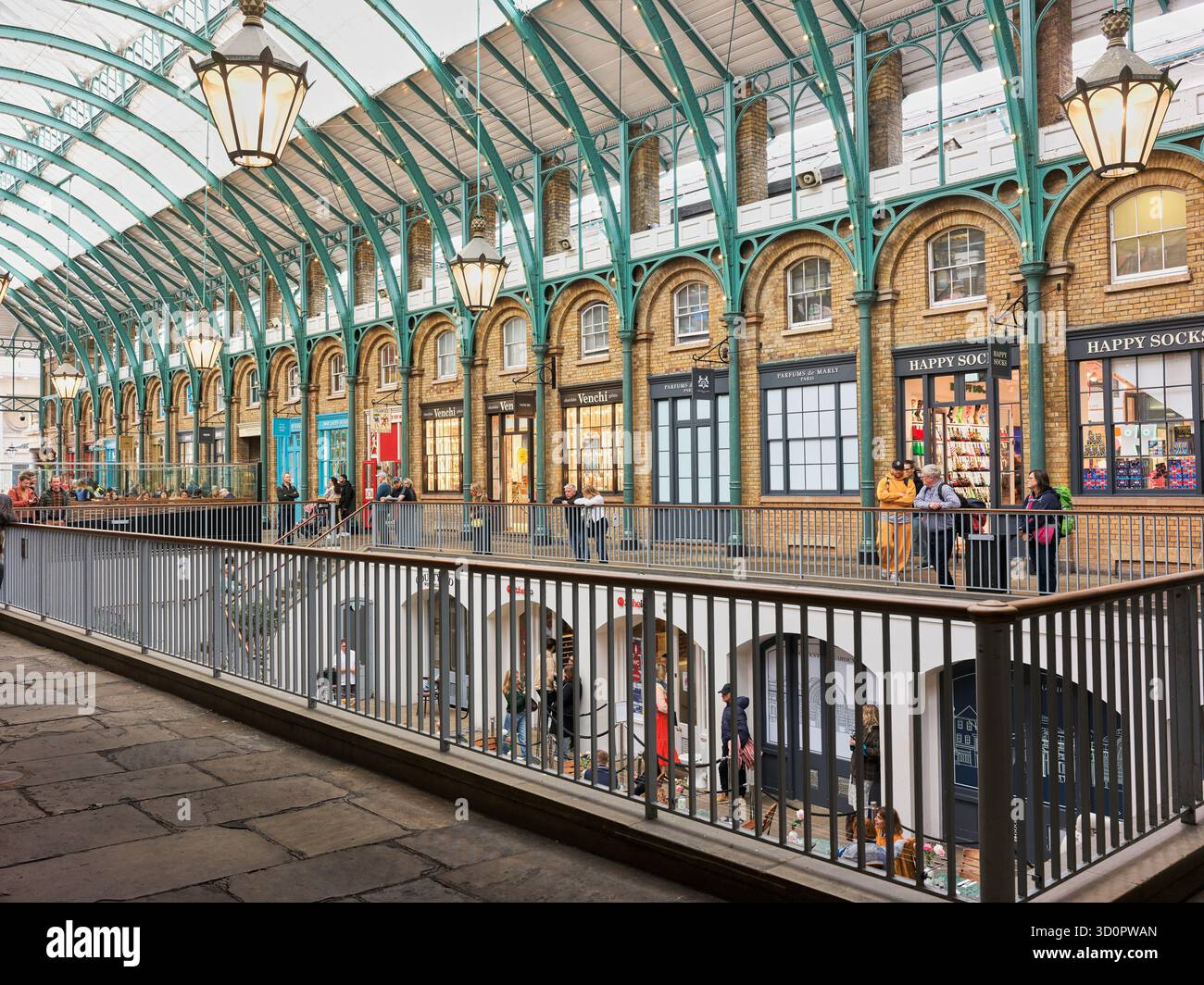 Negozi al coperto al Covent Garden Market di Londra, Inghilterra. Foto Stock