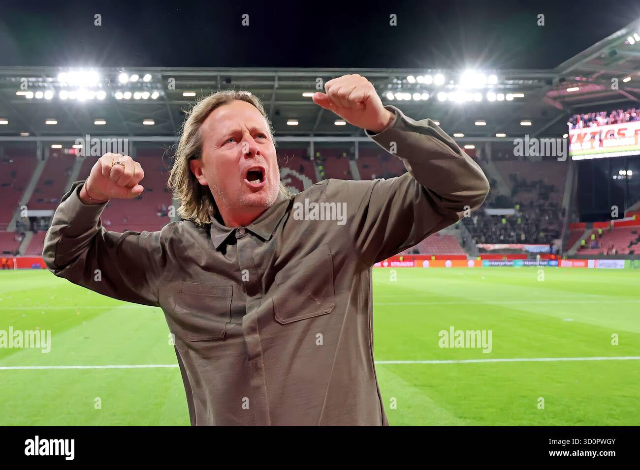 Mainz, Germania. 23 ottobre 2025. Mainz, Deutschland 23. Oktober 2025: Conference League - 2025/2026 - FSV Mainz 05 vs. Zrinjski Mostar Im Bild: Allenatore Bo Henriksen (Mainz) rockt bereits eine Stunde vor Spielbeginn das Stadion und feuert die fans AN. Credito: dpa/Alamy Live News Foto Stock