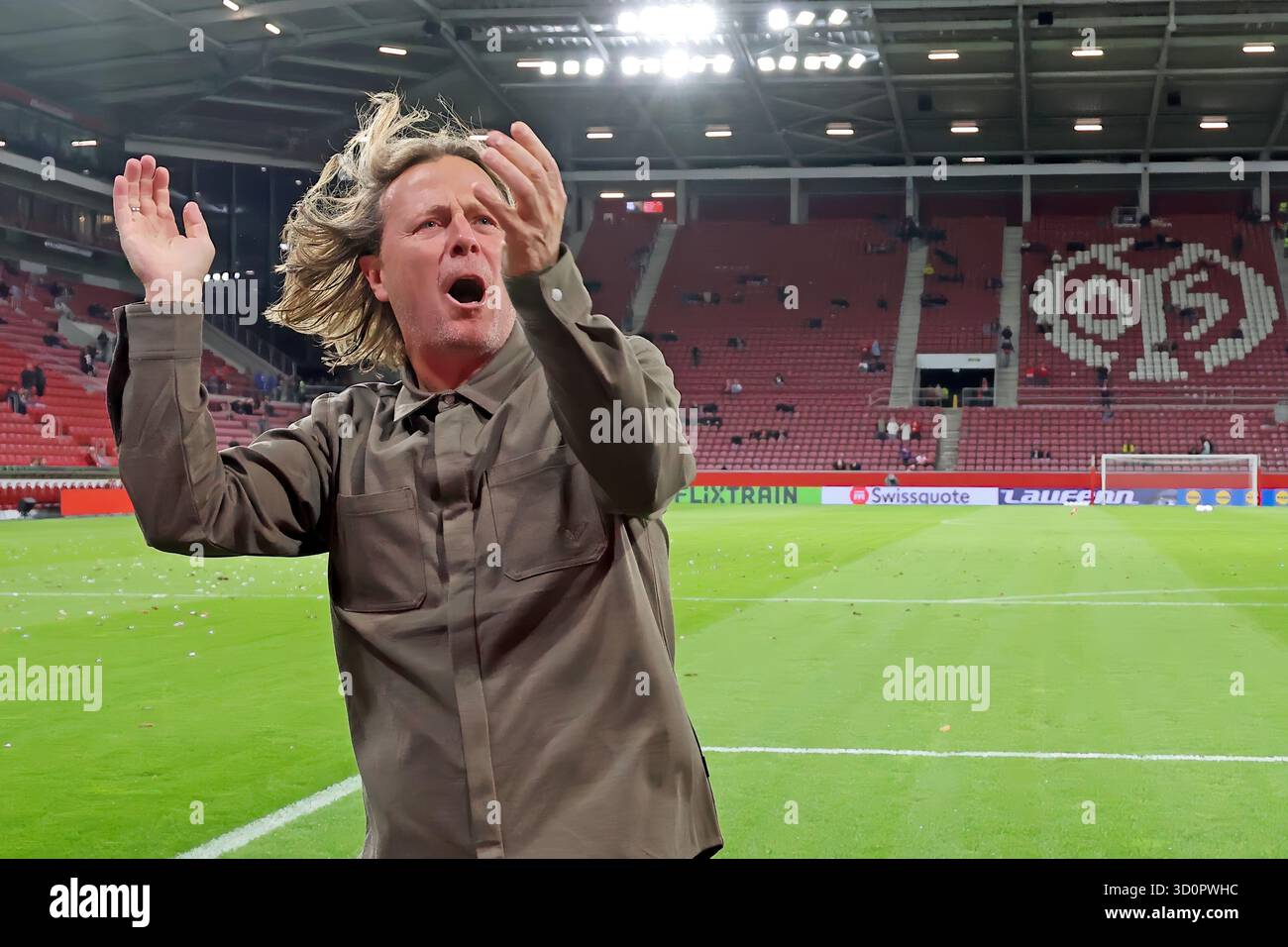 Mainz, Germania. 23 ottobre 2025. Mainz, Deutschland 23. Oktober 2025: Conference League - 2025/2026 - FSV Mainz 05 vs. Zrinjski Mostar Im Bild: Allenatore Bo Henriksen (Mainz) rockt bereits eine Stunde vor Spielbeginn das Stadion und feuert die fans AN. Credito: dpa/Alamy Live News Foto Stock