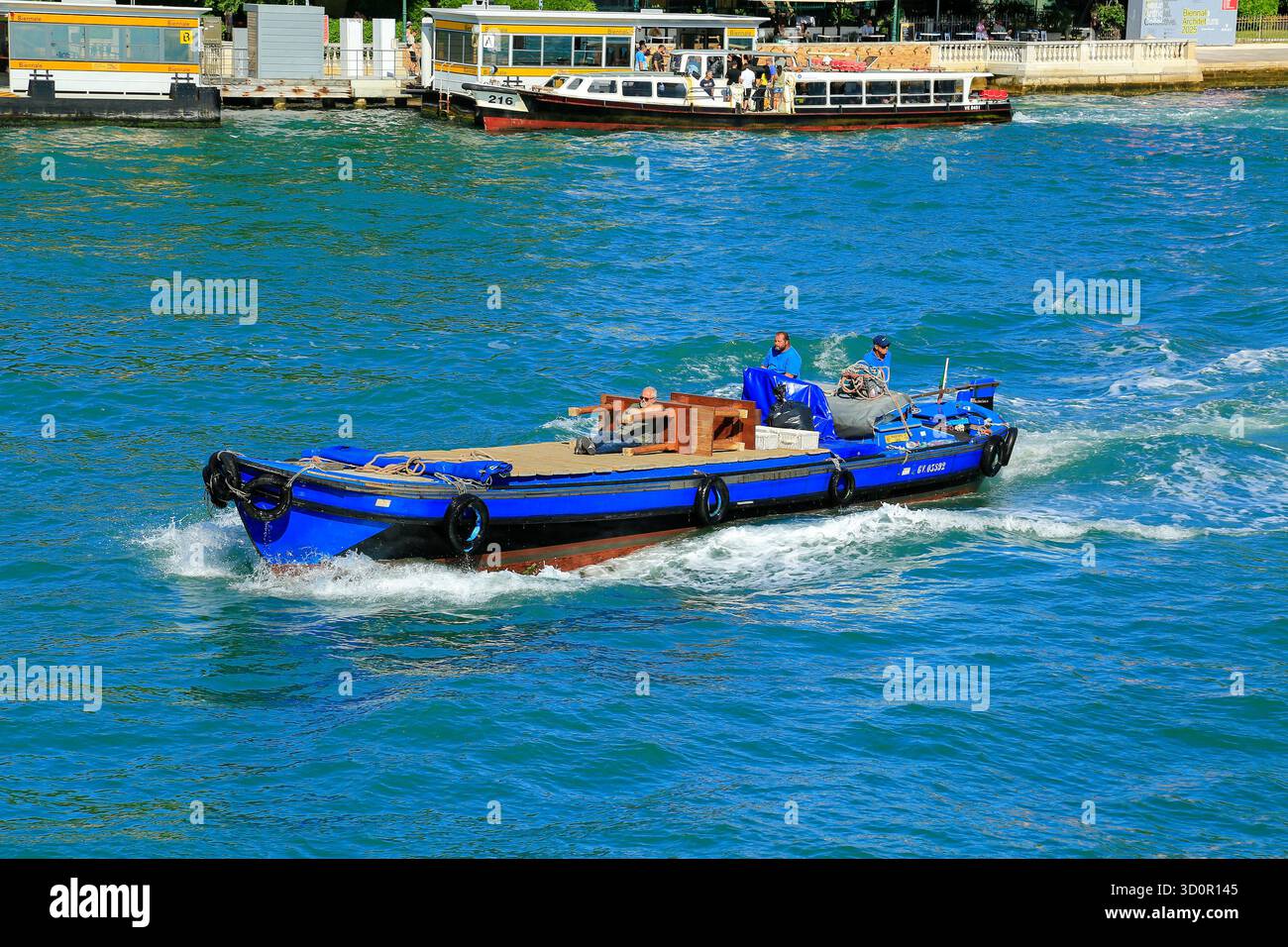 Venezia, barche ed edifici del Canale della Giudecca. Foto Stock