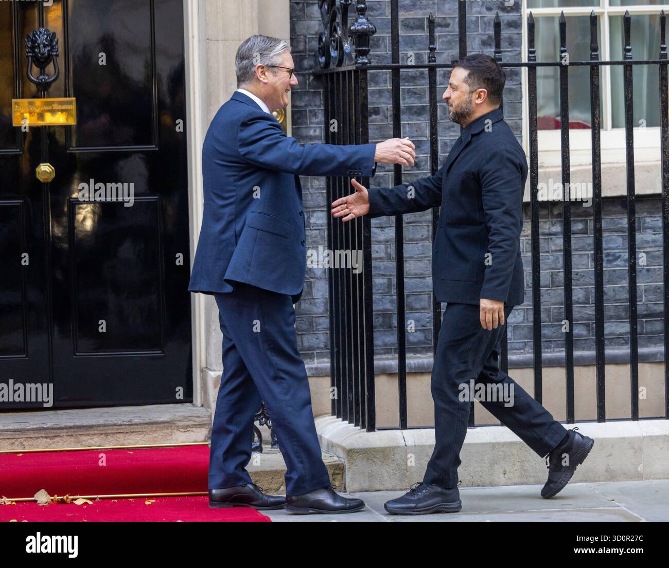 Londra, Regno Unito. 24 ottobre 2025. Riunione della “Coalizione dei volenti” a Londra. Il presidente ucraino Volodymyr Zelensky incontra il primo ministro britannico Keir Starmer al 10 di Downing Street. Si prevede che chieda all'Europa di fornire missili a lungo raggio per aiutare Kiev a mantenere il suo slancio contro Mosca credito: Mark Thomas/Alamy Live News Foto Stock