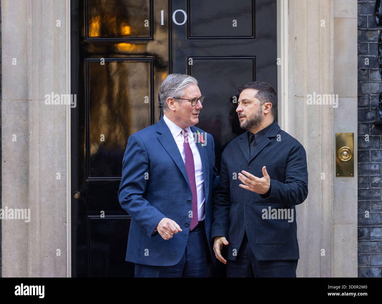 Londra, Regno Unito. 24 ottobre 2025. Riunione della “Coalizione dei volenti” a Londra. Il presidente ucraino Volodymyr Zelensky incontra il primo ministro britannico Keir Starmer al 10 di Downing Street. Si prevede che chieda all'Europa di fornire missili a lungo raggio per aiutare Kiev a mantenere il suo slancio contro Mosca credito: Mark Thomas/Alamy Live News Foto Stock
