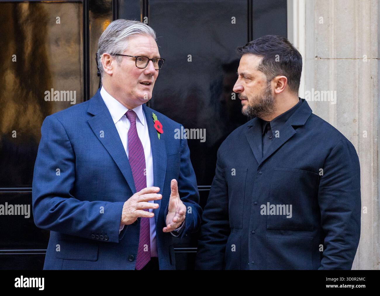 Londra, Regno Unito. 24 ottobre 2025. Riunione della “Coalizione dei volenti” a Londra. Il presidente ucraino Volodymyr Zelensky incontra il primo ministro britannico Keir Starmer al 10 di Downing Street. Si prevede che chieda all'Europa di fornire missili a lungo raggio per aiutare Kiev a mantenere il suo slancio contro Mosca credito: Mark Thomas/Alamy Live News Foto Stock