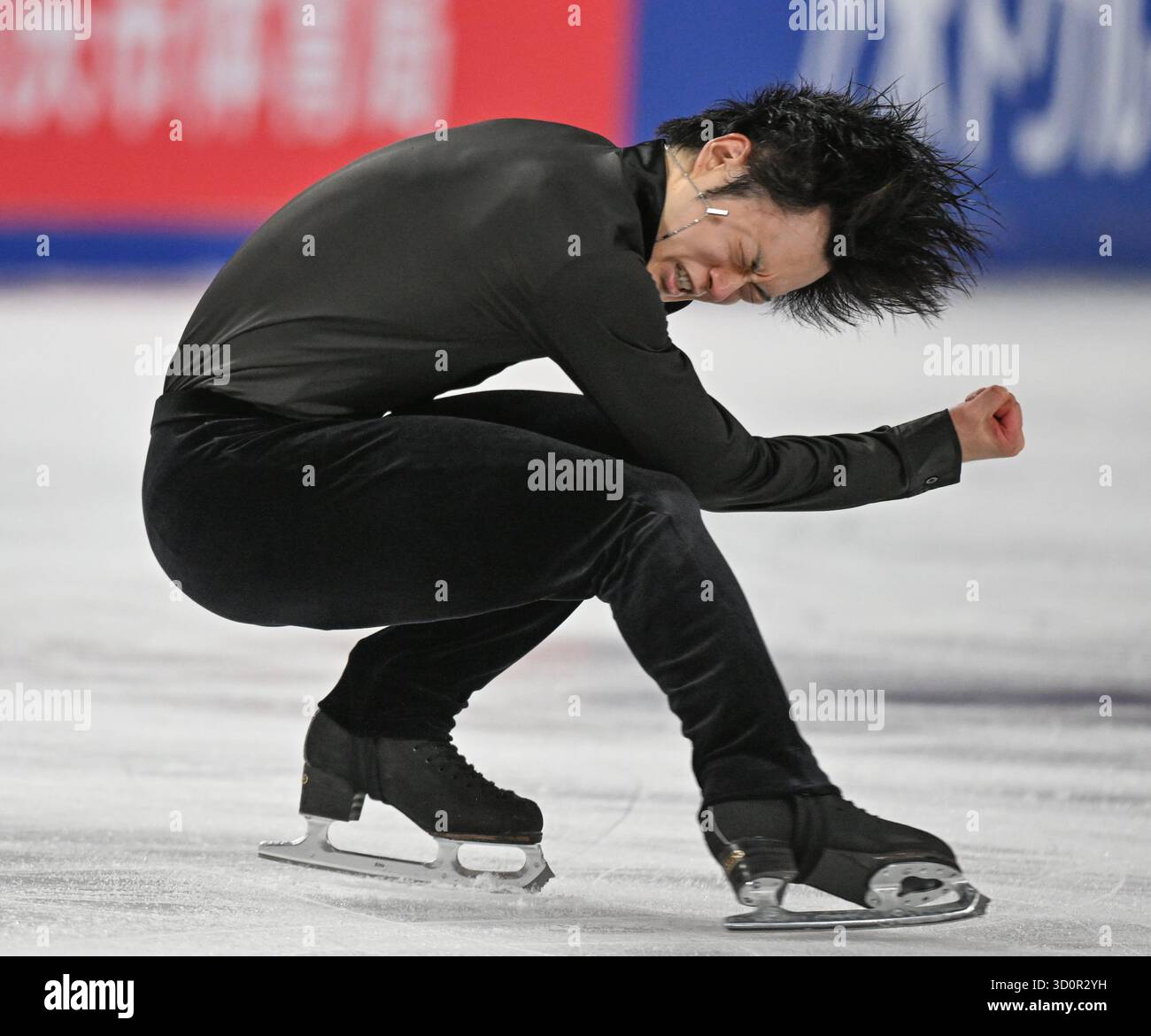 Chongqing. 24 ottobre 2025. Yamamoto Sota del Giappone si esibisce durante il programma corto maschile alla Coppa di Cina ISU Grand Prix of Figure Skating 2025 nel comune di Chongqing, nel sud-ovest della Cina, 24 ottobre 2025. Crediti: Chen Cheng/Xinhua/Alamy Live News Foto Stock