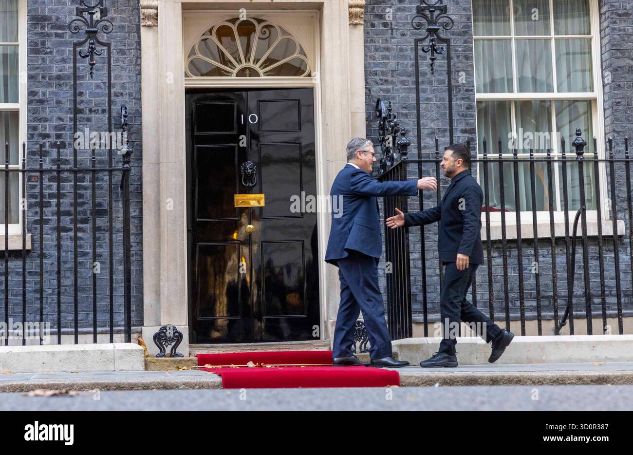 Londra, Regno Unito. 24 ottobre 2025. Riunione della “Coalizione dei volenti” a Londra. Il presidente ucraino Volodymyr Zelensky incontra il primo ministro britannico Keir Starmer al 10 di Downing Street. Si prevede che chieda all'Europa di fornire missili a lungo raggio per aiutare Kiev a mantenere il suo slancio contro Mosca credito: Mark Thomas/Alamy Live News Foto Stock