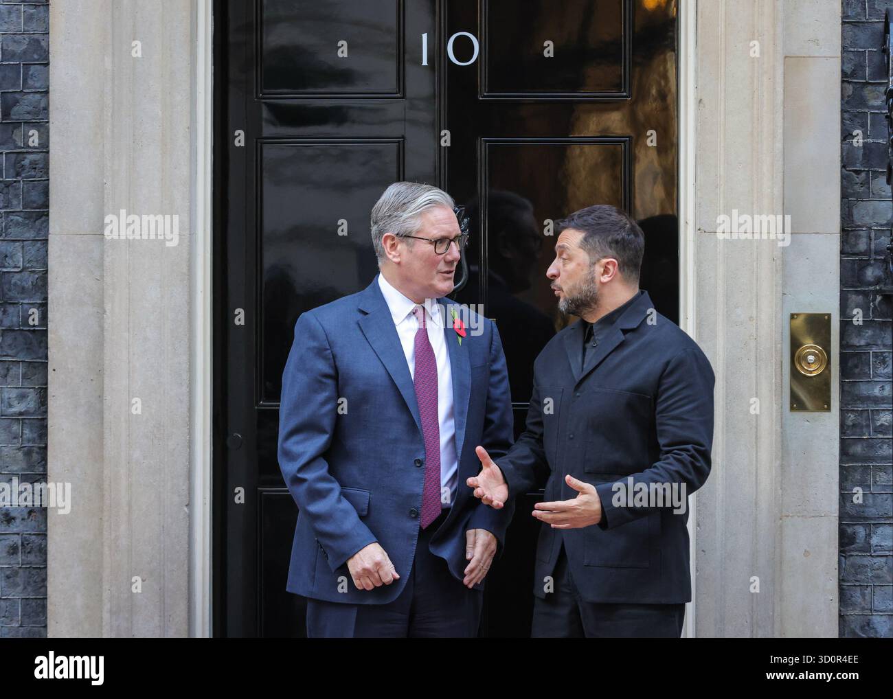 Londra, Regno Unito. 24 ottobre 2025. Volodymyr Zelenskyy, presidente dell'Ucraina, è accolto al 10 di Downing Street da Sir Keir Starmer, primo ministro del Regno Unito per riunioni bilaterali e pranzi prima che Starmer ospiti il leader ucraino e altri leader europei presso il Ministero degli Esteri per ulteriori riunioni. Crediti: Imageplotter/Alamy Live News Foto Stock