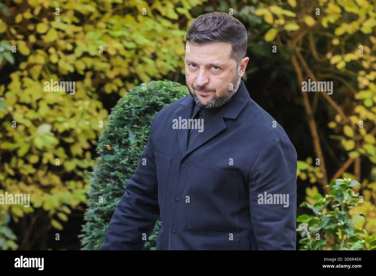 Londra, Regno Unito. 24 ottobre 2025. Volodymyr Zelenskyy, presidente dell'Ucraina, è accolto al 10 di Downing Street da Sir Keir Starmer, primo ministro del Regno Unito per riunioni bilaterali e pranzi prima che Starmer ospiti il leader ucraino e altri leader europei presso il Ministero degli Esteri per ulteriori riunioni. Crediti: Imageplotter/Alamy Live News Foto Stock