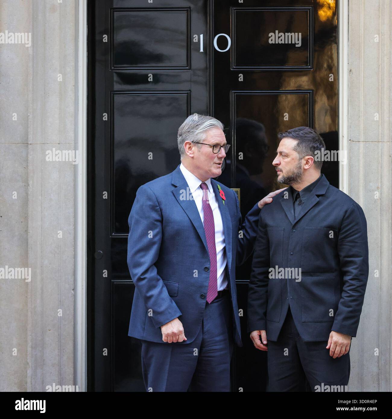 Londra, Regno Unito. 24 ottobre 2025. Volodymyr Zelenskyy, presidente dell'Ucraina, è accolto al 10 di Downing Street da Sir Keir Starmer, primo ministro del Regno Unito per riunioni bilaterali e pranzi prima che Starmer ospiti il leader ucraino e altri leader europei presso il Ministero degli Esteri per ulteriori riunioni. Crediti: Imageplotter/Alamy Live News Foto Stock