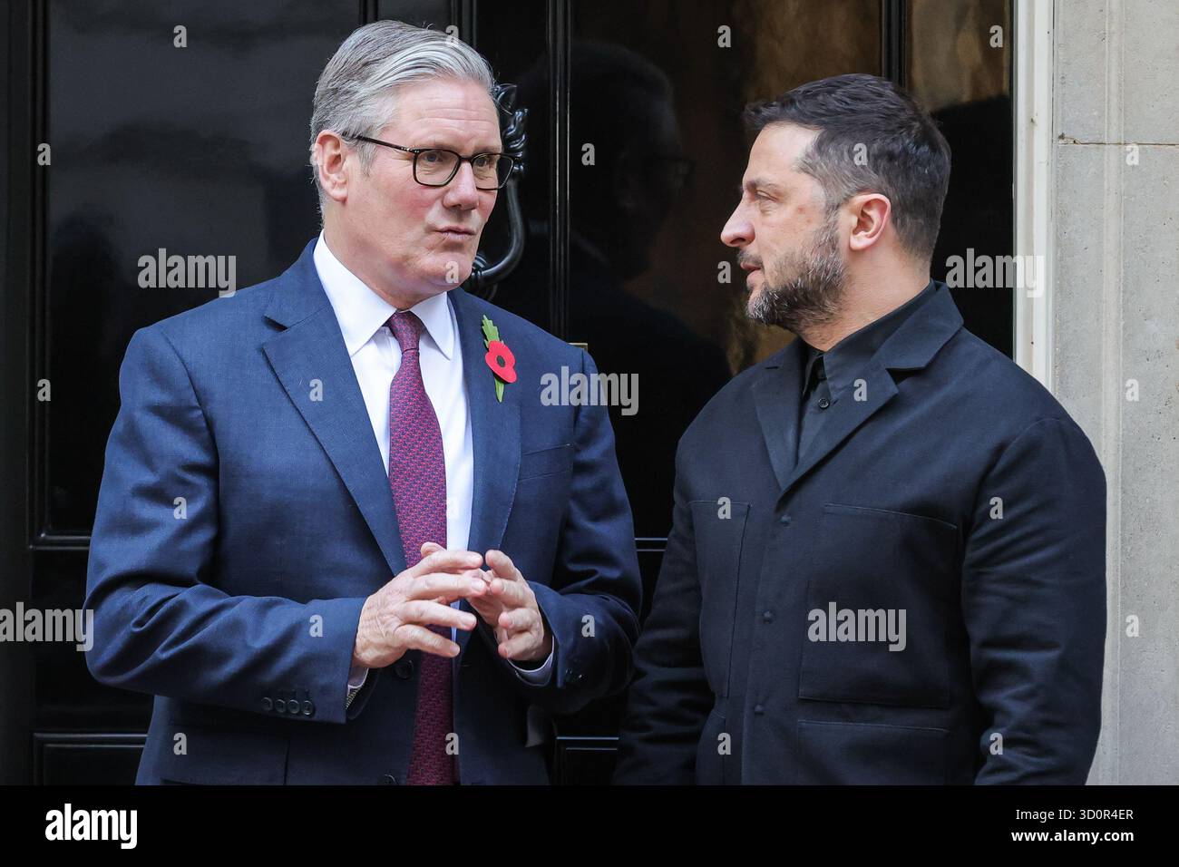 Londra, Regno Unito. 24 ottobre 2025. Volodymyr Zelenskyy, presidente dell'Ucraina, è accolto al 10 di Downing Street da Sir Keir Starmer, primo ministro del Regno Unito per riunioni bilaterali e pranzi prima che Starmer ospiti il leader ucraino e altri leader europei presso il Ministero degli Esteri per ulteriori riunioni. Crediti: Imageplotter/Alamy Live News Foto Stock