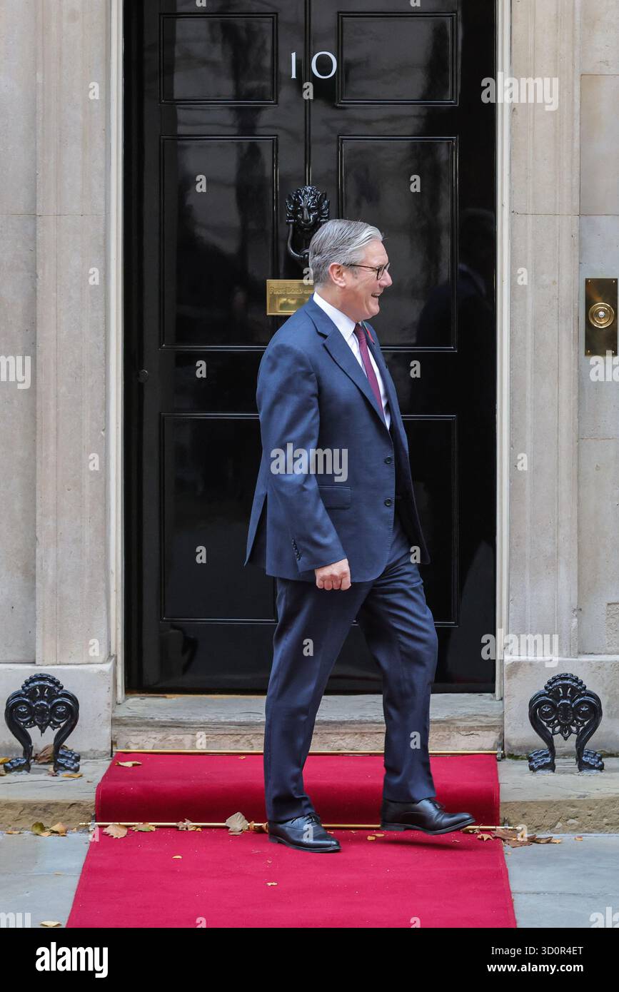 Londra, Regno Unito. 24 ottobre 2025. Volodymyr Zelenskyy, presidente dell'Ucraina, è accolto al 10 di Downing Street da Sir Keir Starmer, primo ministro del Regno Unito per riunioni bilaterali e pranzi prima che Starmer ospiti il leader ucraino e altri leader europei presso il Ministero degli Esteri per ulteriori riunioni. Crediti: Imageplotter/Alamy Live News Foto Stock