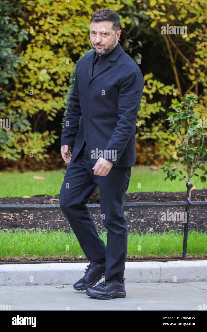 Londra, Regno Unito. 24 ottobre 2025. Volodymyr Zelenskyy, presidente dell'Ucraina, è accolto al 10 di Downing Street da Sir Keir Starmer, primo ministro del Regno Unito per riunioni bilaterali e pranzi prima che Starmer ospiti il leader ucraino e altri leader europei presso il Ministero degli Esteri per ulteriori riunioni. Crediti: Imageplotter/Alamy Live News Foto Stock