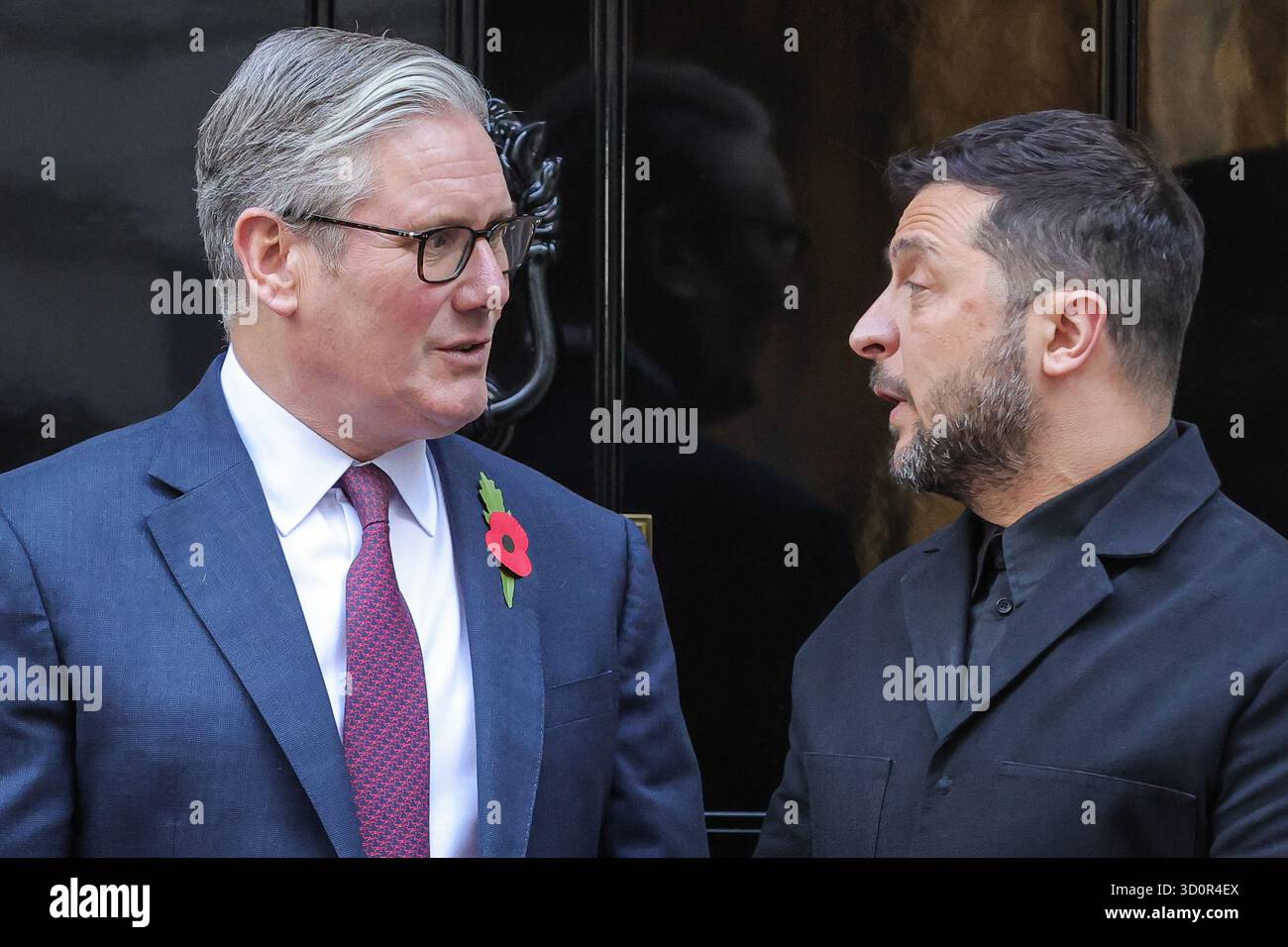 Londra, Regno Unito. 24 ottobre 2025. Volodymyr Zelenskyy, presidente dell'Ucraina, è accolto al 10 di Downing Street da Sir Keir Starmer, primo ministro del Regno Unito per riunioni bilaterali e pranzi prima che Starmer ospiti il leader ucraino e altri leader europei presso il Ministero degli Esteri per ulteriori riunioni. Crediti: Imageplotter/Alamy Live News Foto Stock