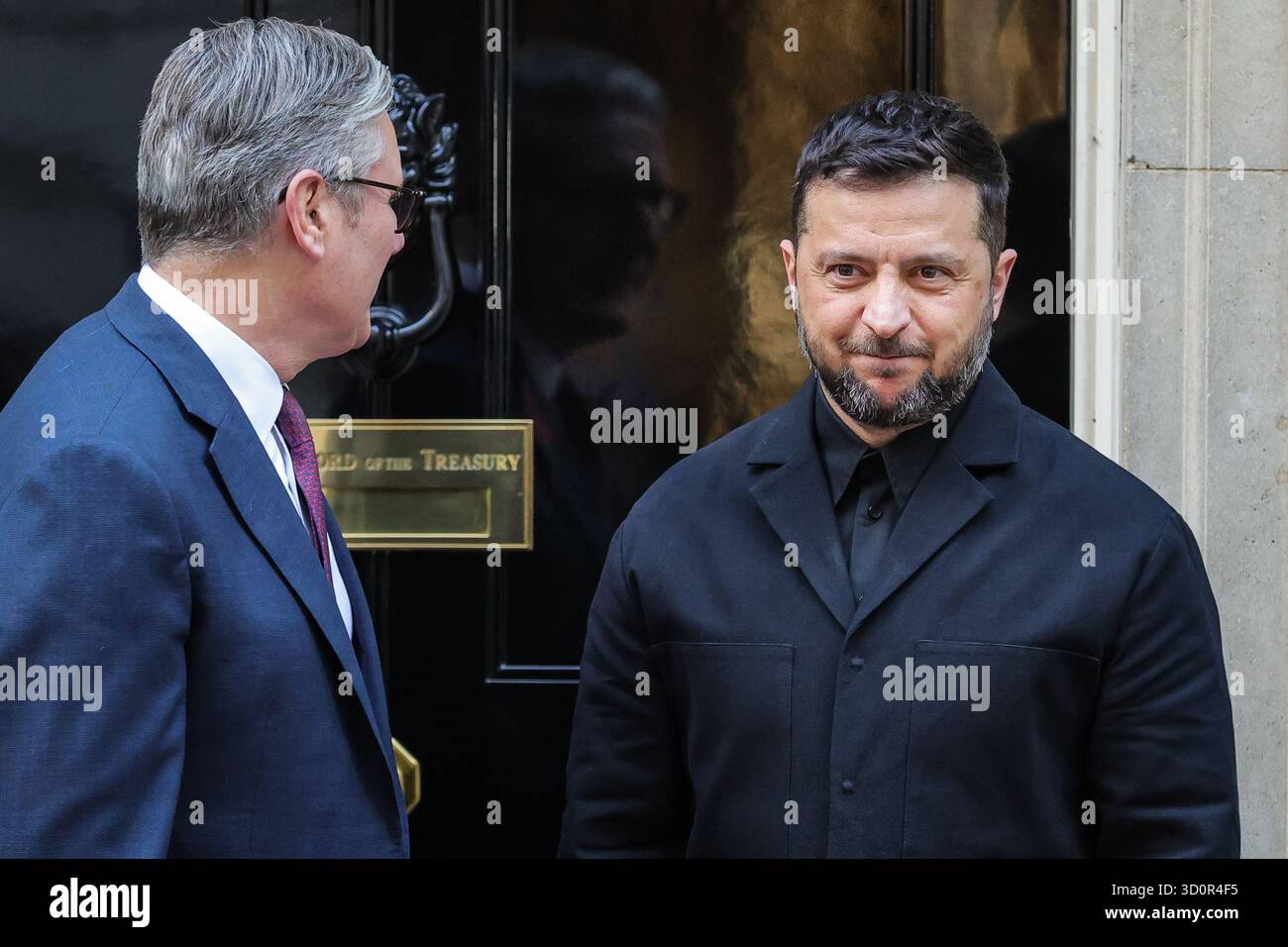Londra, Regno Unito. 24 ottobre 2025. Volodymyr Zelenskyy, presidente dell'Ucraina, è accolto al 10 di Downing Street da Sir Keir Starmer, primo ministro del Regno Unito per riunioni bilaterali e pranzi prima che Starmer ospiti il leader ucraino e altri leader europei presso il Ministero degli Esteri per ulteriori riunioni. Crediti: Imageplotter/Alamy Live News Foto Stock