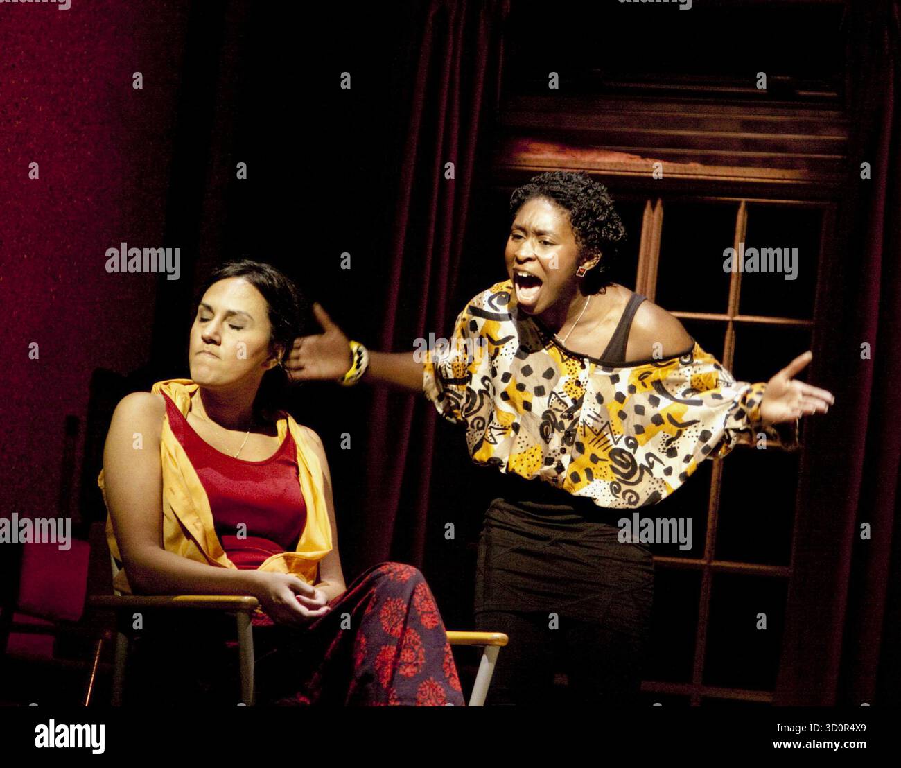 l-r: Anna Mateo (Consuela), Cynthia Erivo (Leila) in i WAS LOOKING AT THE CEILING E POI VIDI IL CIELO al Theatre Royal Stratford East, Londra E15 06/07/2010 a Barbican Centre & Theatre Royal musica di co-produzione: John Adams libretto & testi: June Jordan design: Adam Wiltshire illuminazione: Joel Joelson video artista: Tol Rosner movimento: Jason Pennycooke direttore: Kerry Michael Foto Stock