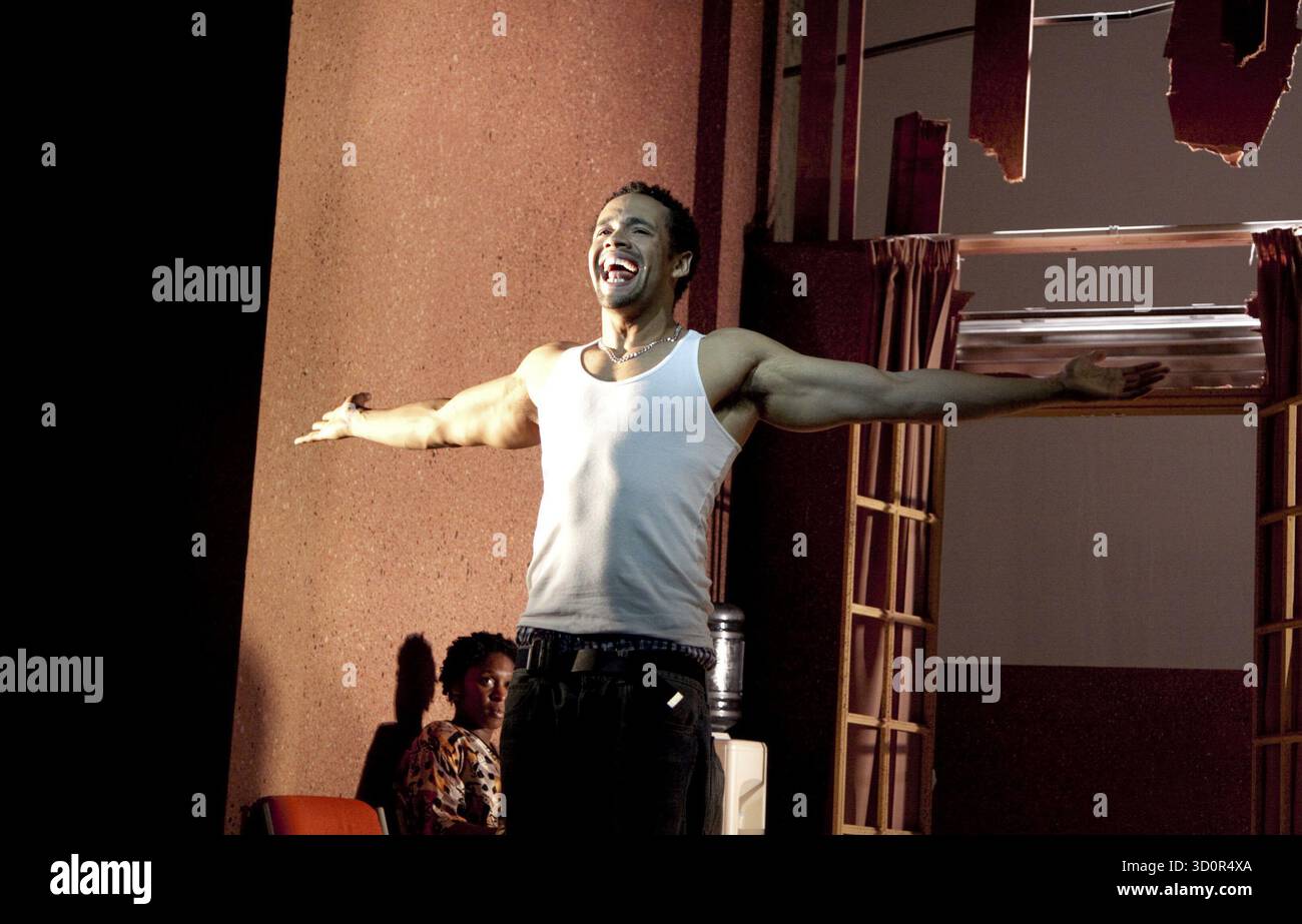 Cynthia Erivo (Leila), Jason Denton (David) in i WAS LOOKING AT THE CEILING AND THEN i SAW THE SKY at the Theatre Royal Stratford East, Londra E15 06/07/2010 a Barbican Centre & Theatre Royal co-produzione musicale: John Adams libretto & testi: June Jordan design: Adam Wiltshire illuminazione: Joel Joelson video artista: Tol Rosner movimento: Jason Pennycooke direttore: Kerry Michael Foto Stock