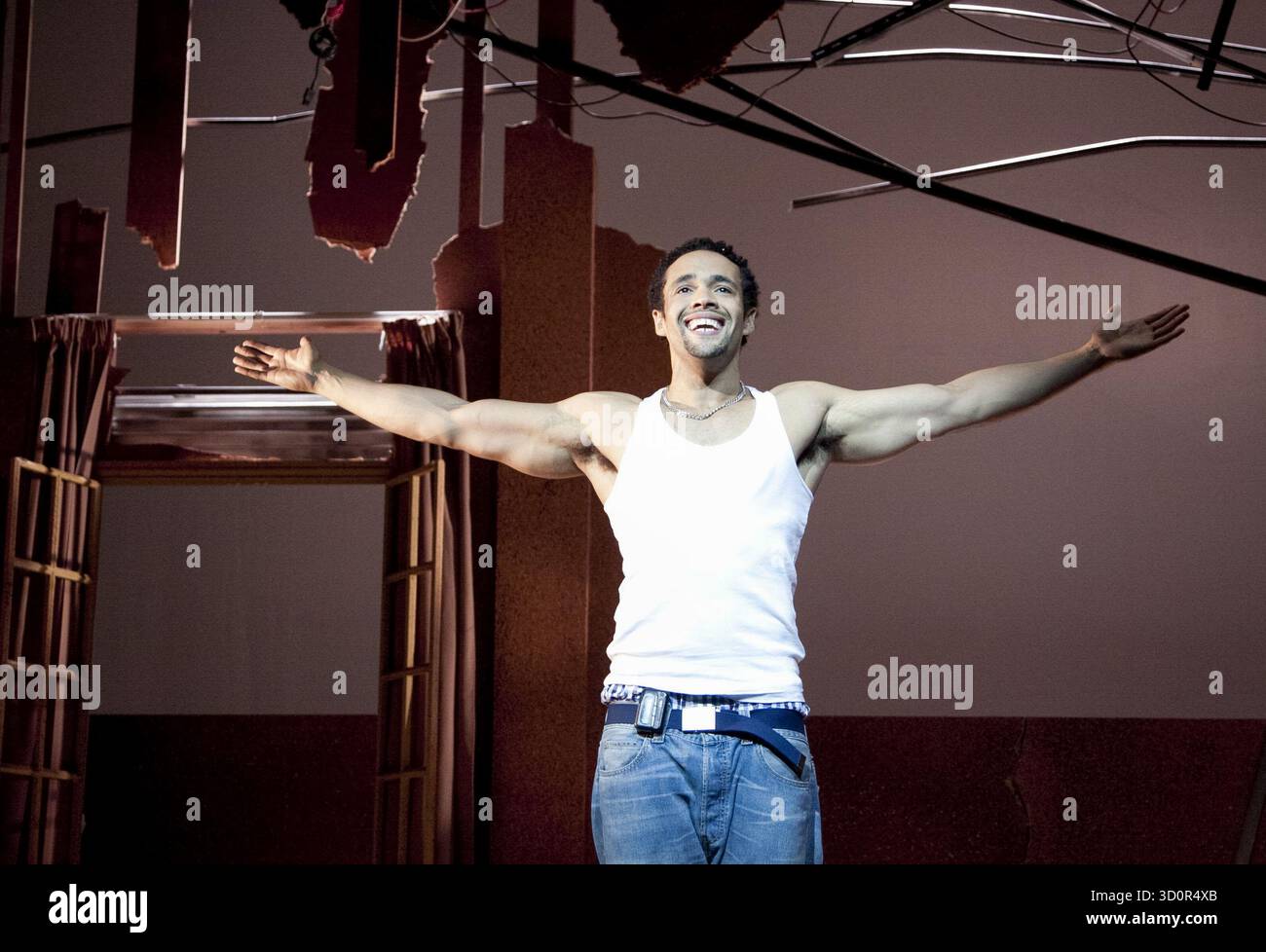 Jason Denton (David) in i WAS LOOKING AT THE CEILING AND THEN i SAW THE SKY at the Theatre Royal Stratford East, Londra E15 06/07/2010 a Barbican Centre & Theatre Royal co-produzione musicale: John Adams libretto & testi: June Jordan design: Adam Wiltshire lighting: Joel Joelson video artist: Tol Rosner Movement: Jason Pennycooke Director: Kerry Michael Foto Stock