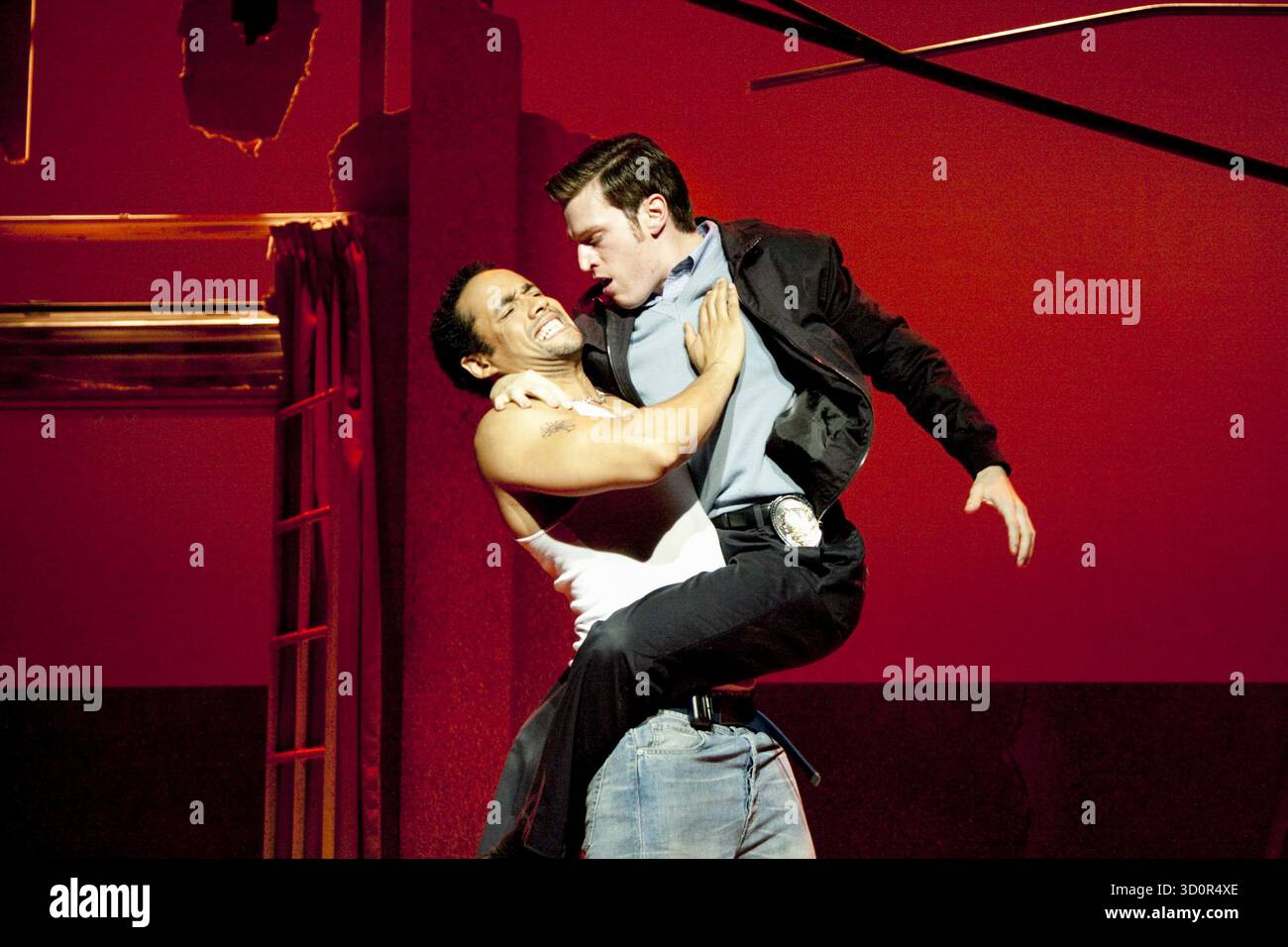 l-r: Jason Denton (David), Stewart Charlesworth (Mike) in i WAS LOOKING AT THE CEILING AND THEN i SAW THE SKY at the Theatre Royal Stratford East, London E15 06/07/2010 a Barbican Centre & Theatre Royal co-produzione musicale: John Adams libretto & testi: June Jordan design: Adam Wiltshire illuminazione: Joel Joelson video artista: Tol Rosner movimento: Jason Pennycooke direttore: Kerry Michael Foto Stock