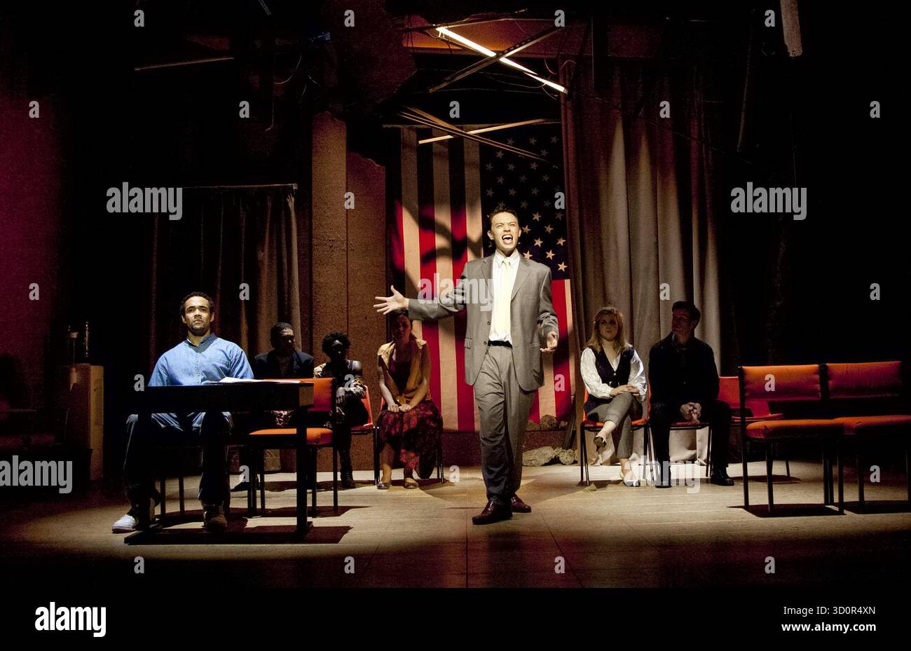 Front, l-r: Leon Lopez (Dewain), Colin Ryan (Rick) in i WAS LOOKING AT THE CEILING AND THEN i SAW THE SKY at THE Theatre Royal Stratford East, Londra E15 06/07/2010 a Barbican Centre & Theatre Royal musica di co-produzione: John Adams libretto & testi: June Jordan design: Adam Wiltshire illuminazione: Joel Joelson video artist: Tol Rosner Movement: Jason Pennycooke Director: Kerry Michael Foto Stock