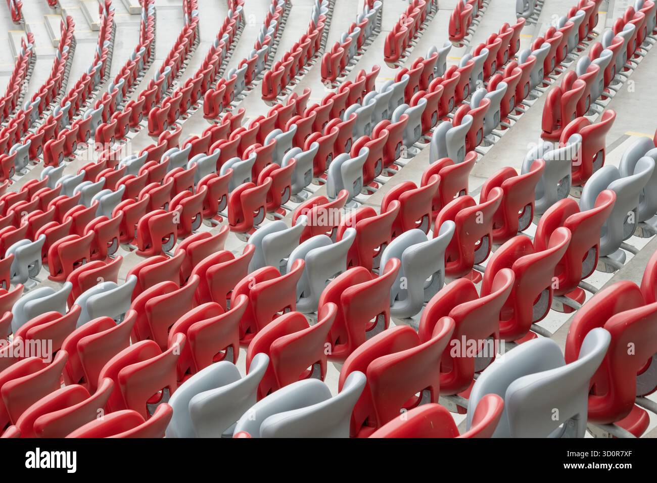 Varsavia, Polonia, - 14 agosto 2022: PGE Stadion Narodowy - interni dello Stadio Nazionale, sedili ribaltabili nei colori rosso e argento. Foto Stock