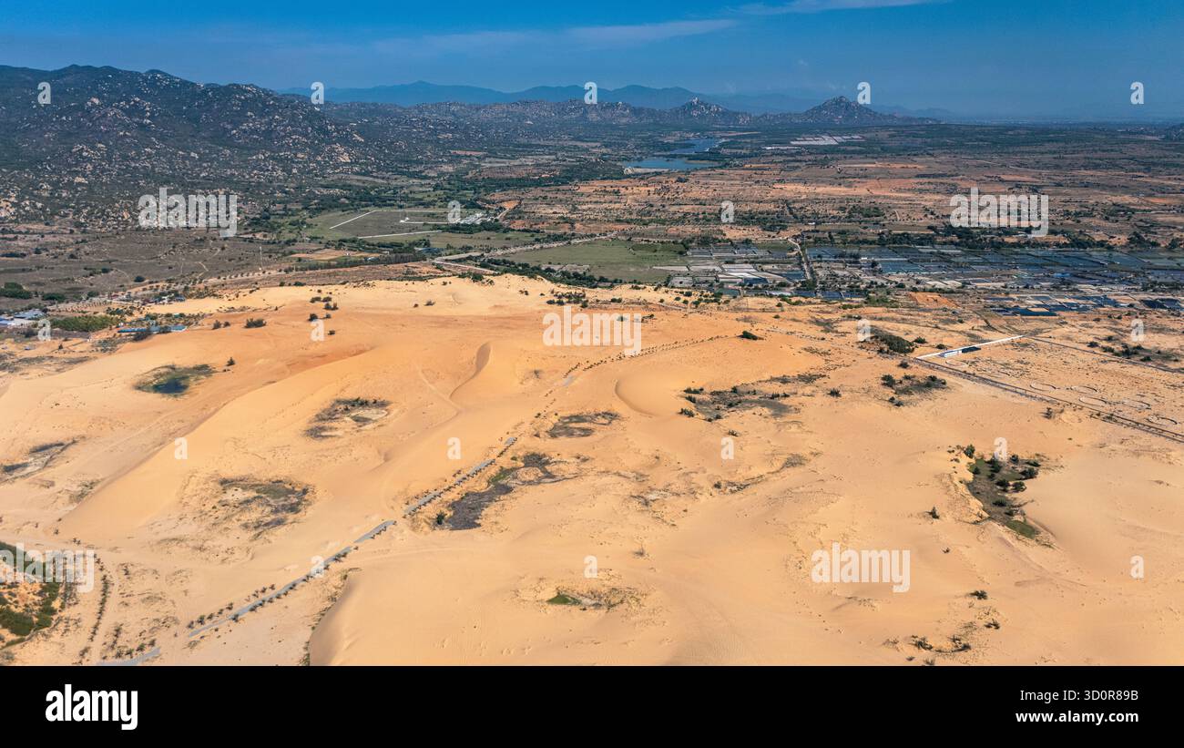 Ampie dune di sabbia di Phan Rang, Vietnam - Vista aerea del paesaggio del deserto e delle colline circostanti Foto Stock