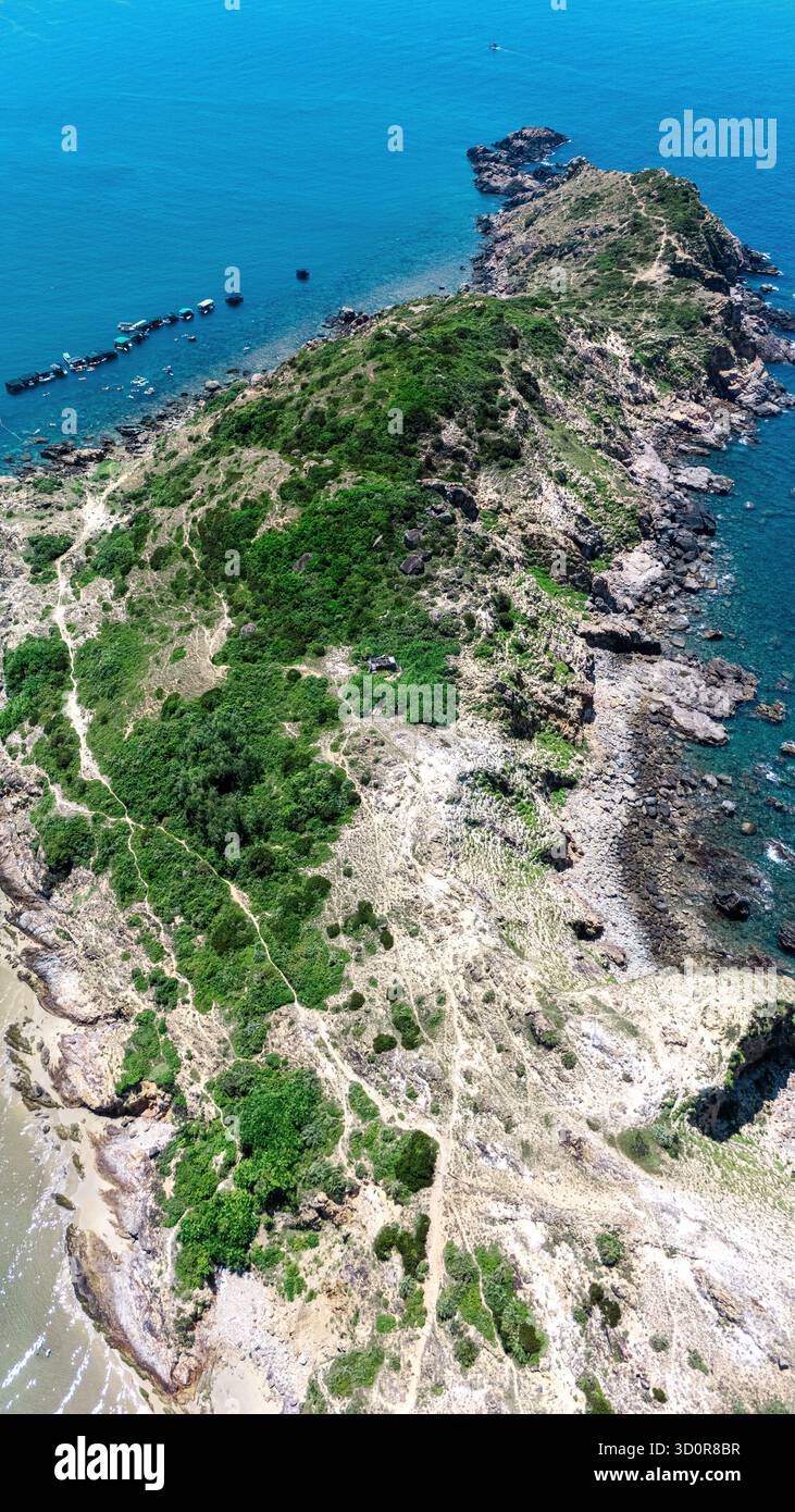 Veduta aerea di Eo Gio, Quy Nhon, Vietnam - Penisola Rugged, Mare Blu e suggestivo paesaggio costiero Foto Stock