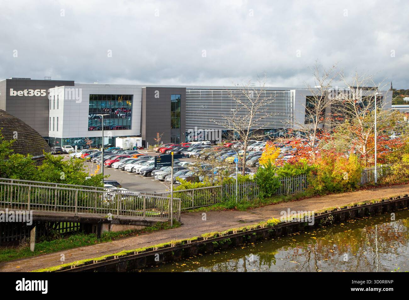 La sede centrale di Stoke on Trent della società di scommesse online bet365 sulle rive del canale Trent e Mersey a Etruria Foto Stock