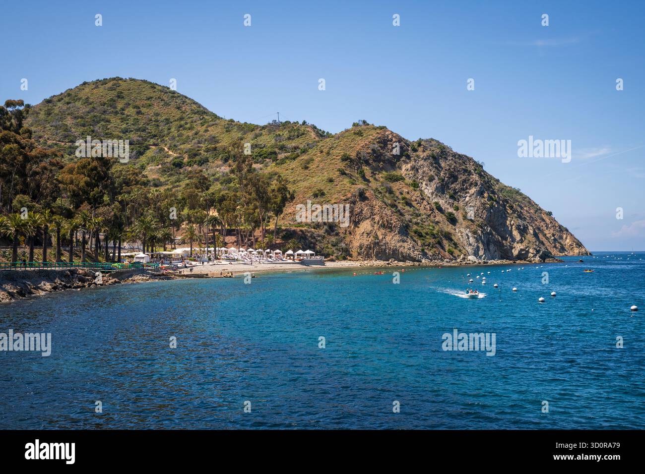 Avalon, Catalina Island, CA USA - 25 aprile 2019: Annidato nel Descanso Canyon appena dopo lo storico Casinò Catalina, il Descanso Beach Club presenta Avalon's. Foto Stock